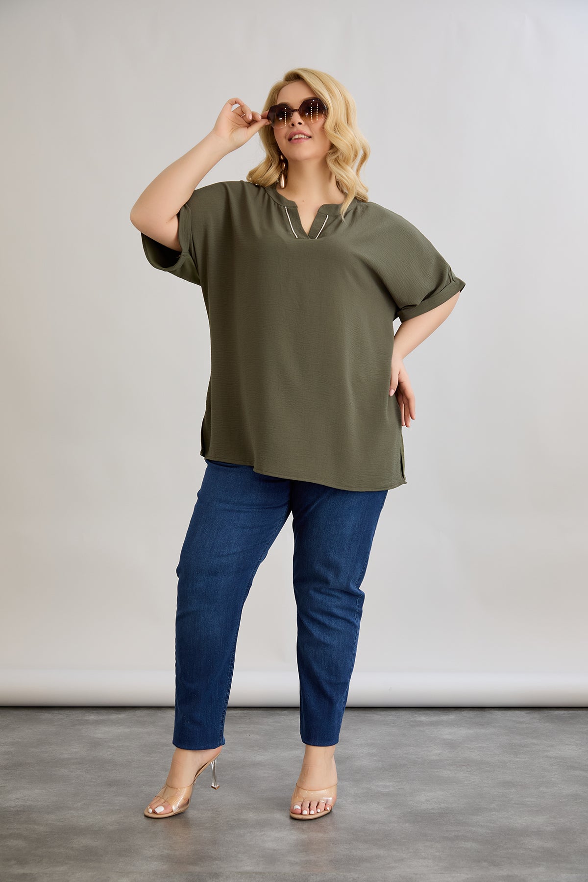 Bluse mit V-Ausschnitt und zarten Kieselsteinen - Khaki