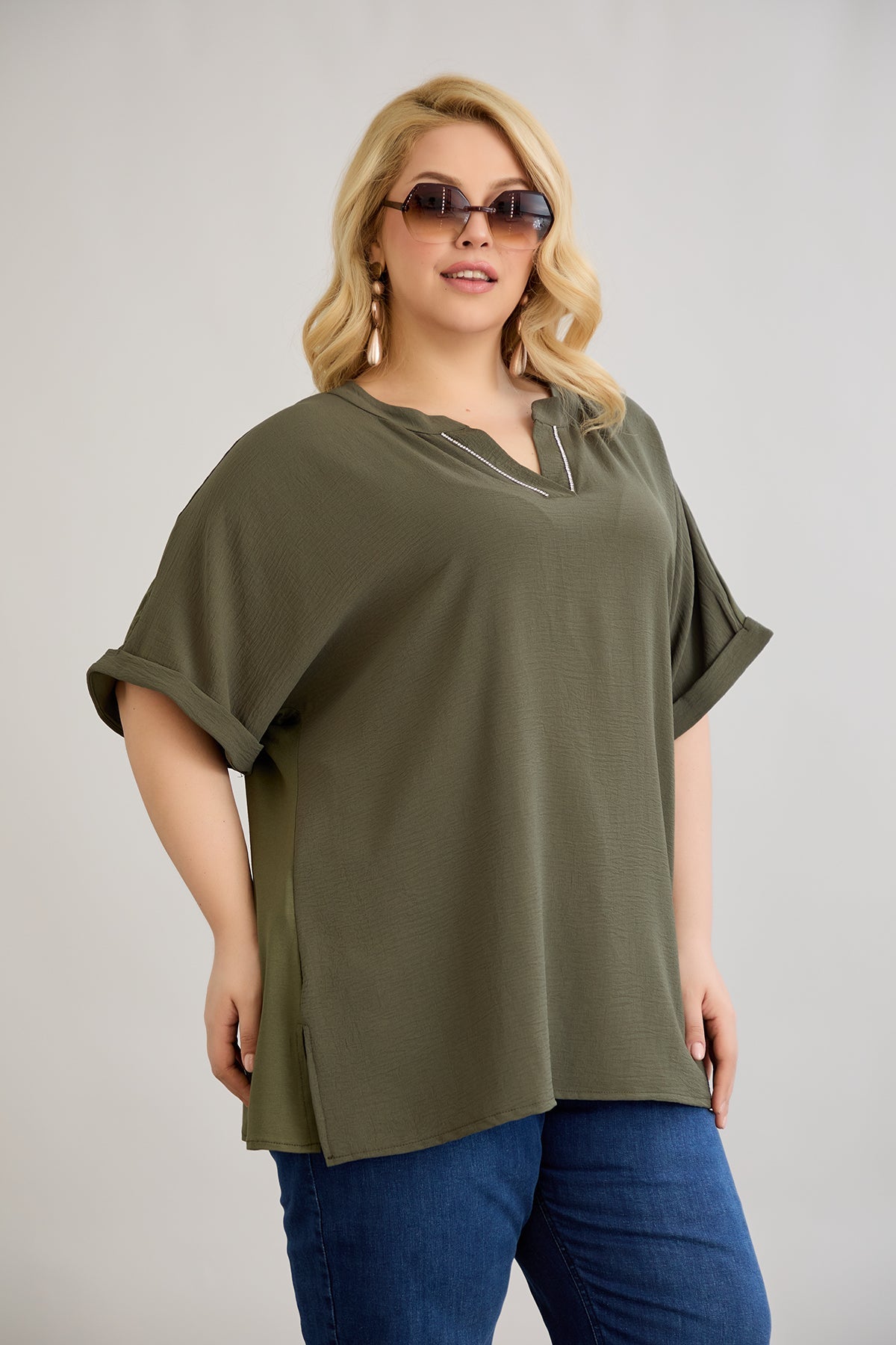 Bluse mit V-Ausschnitt und zarten Kieselsteinen - Khaki