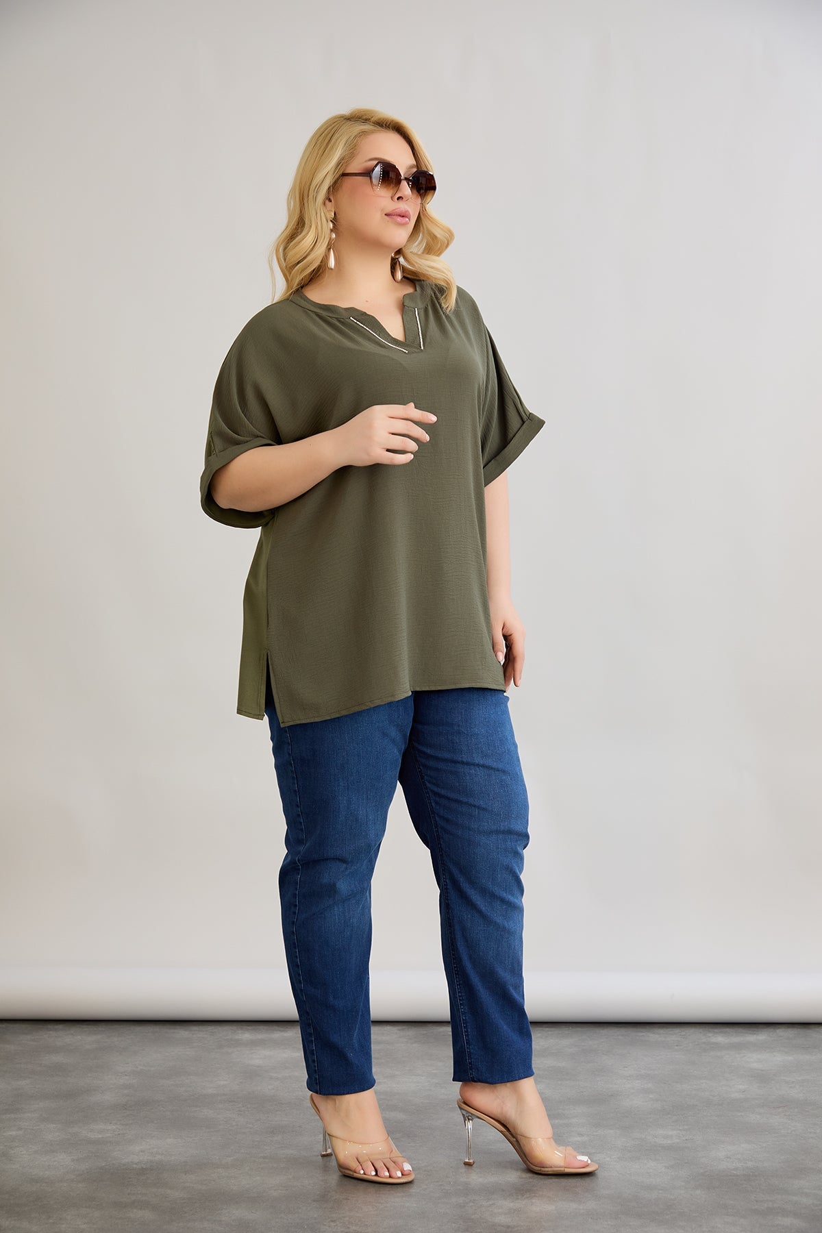 Bluse mit V-Ausschnitt und zarten Kieselsteinen - Khaki