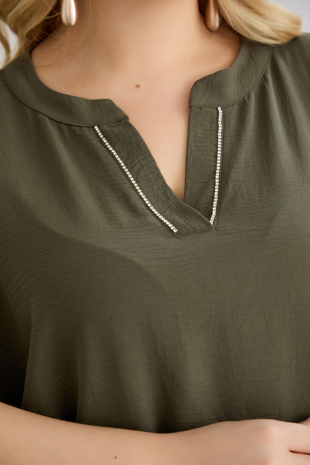 Bluse mit V-Ausschnitt und zarten Kieselsteinen - Khaki