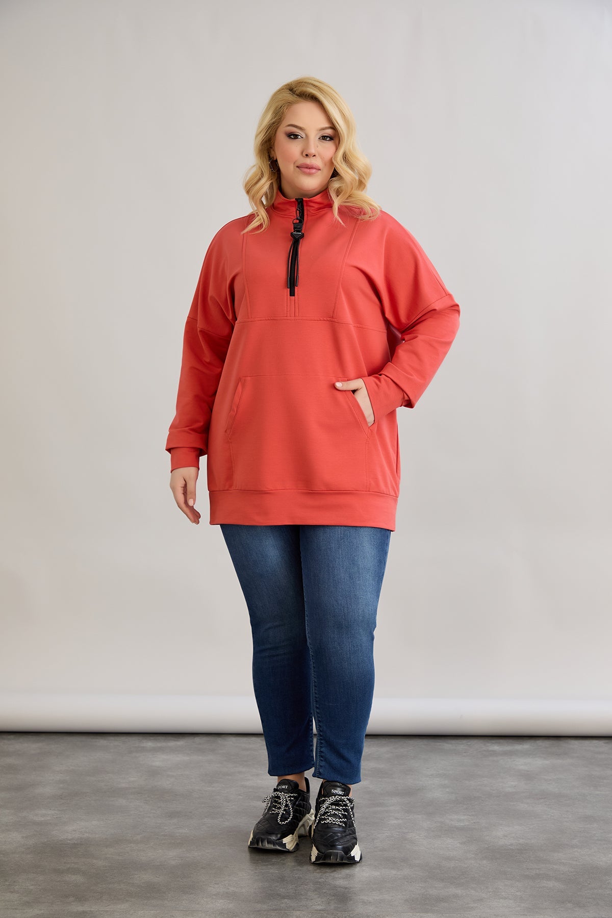 Zip-Hoodie mit dekorativen Nähten in Übergrößen
