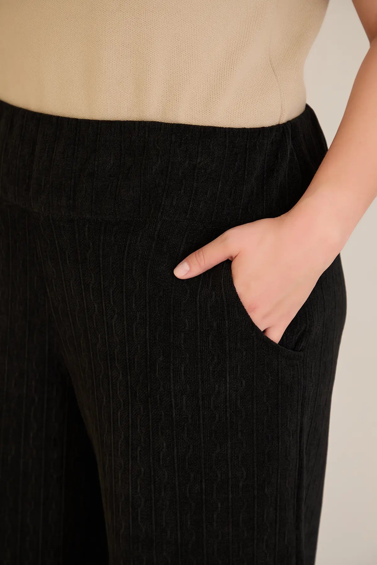 Weite Hose aus strukturiertem Stoff – Schwarz