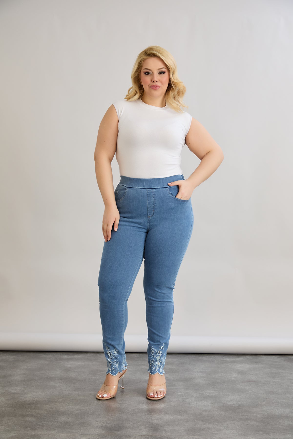 Jeans mit Gummibund und Stickerei – Blau