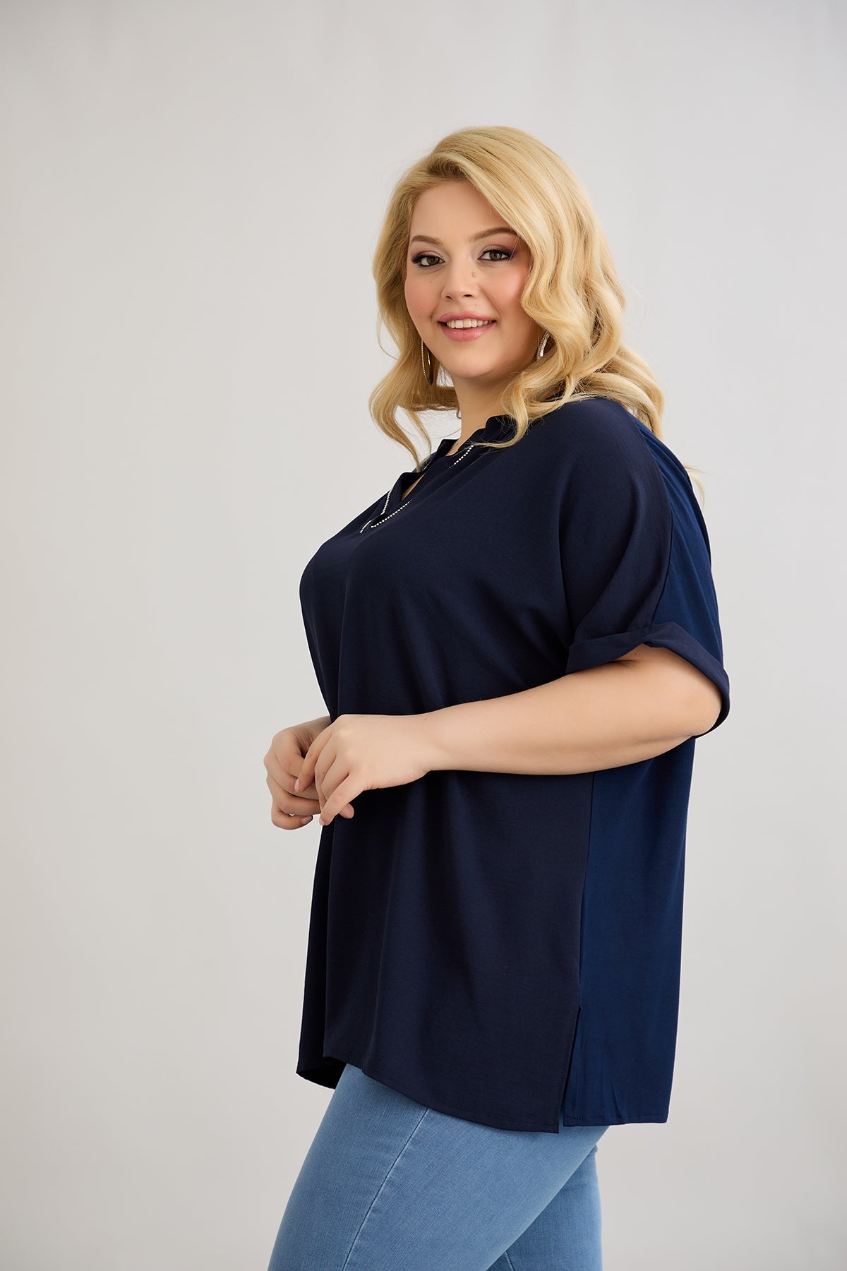 Bluse mit V-Ausschnitt und zarten Kieselsteinen - Blau