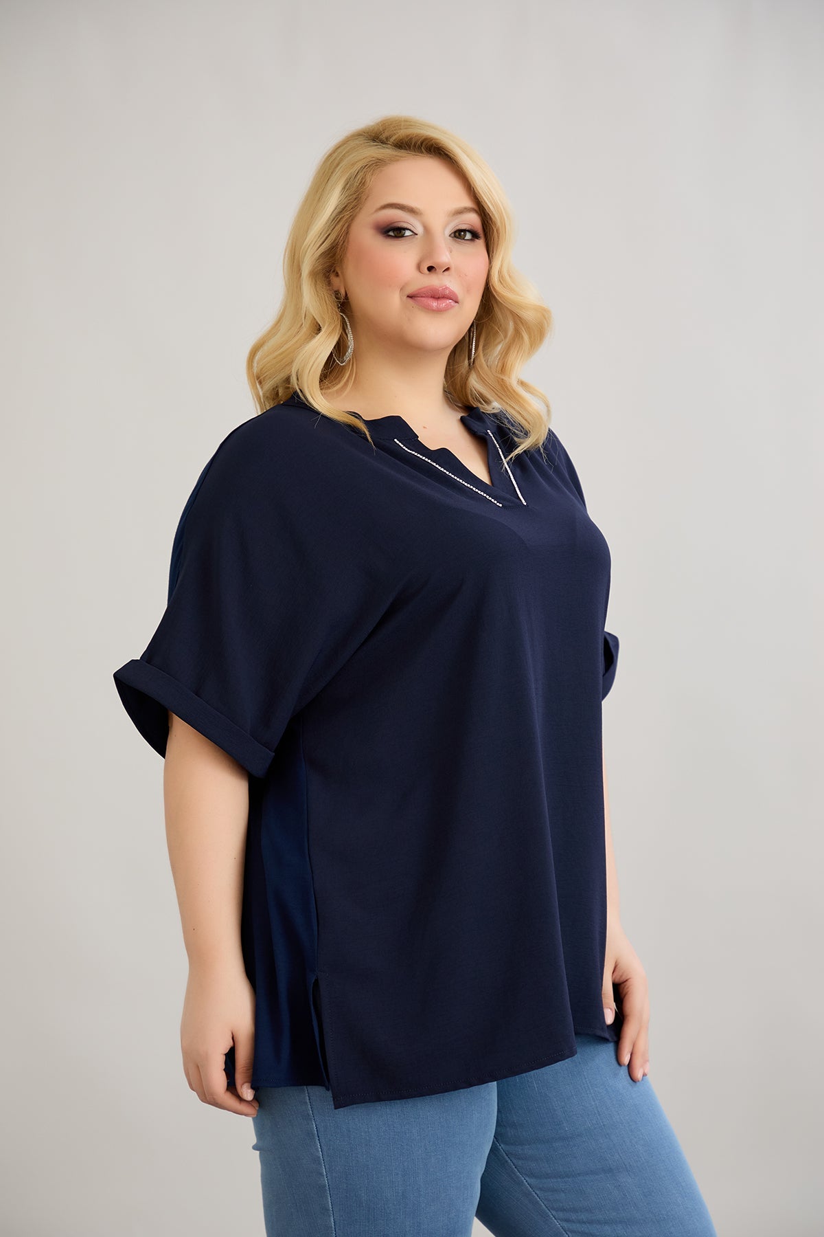 Bluse mit V-Ausschnitt und zarten Kieselsteinen - Blau