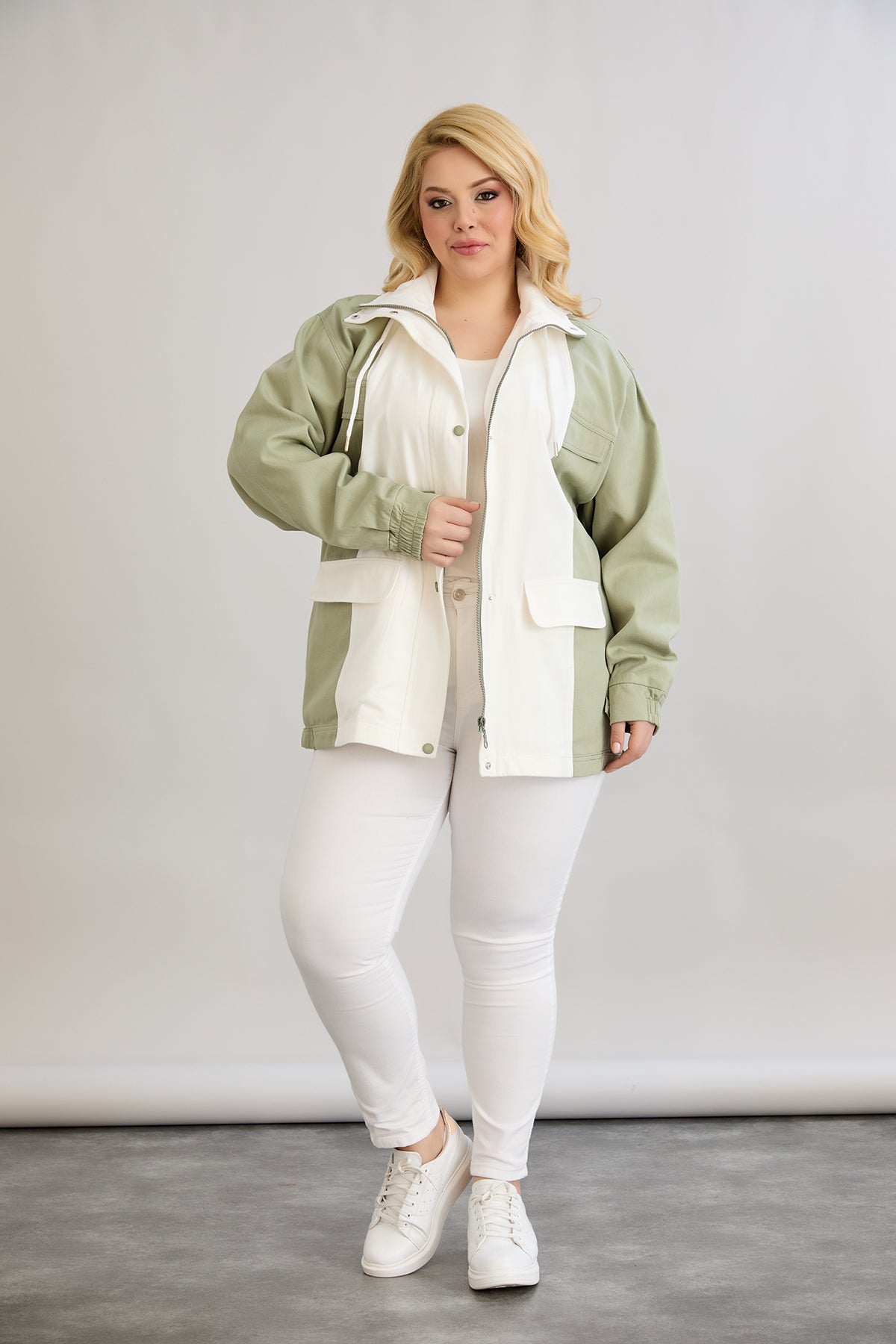 Frühlingsjacke aus Baumwolle mit Kapuze - zweifarbig