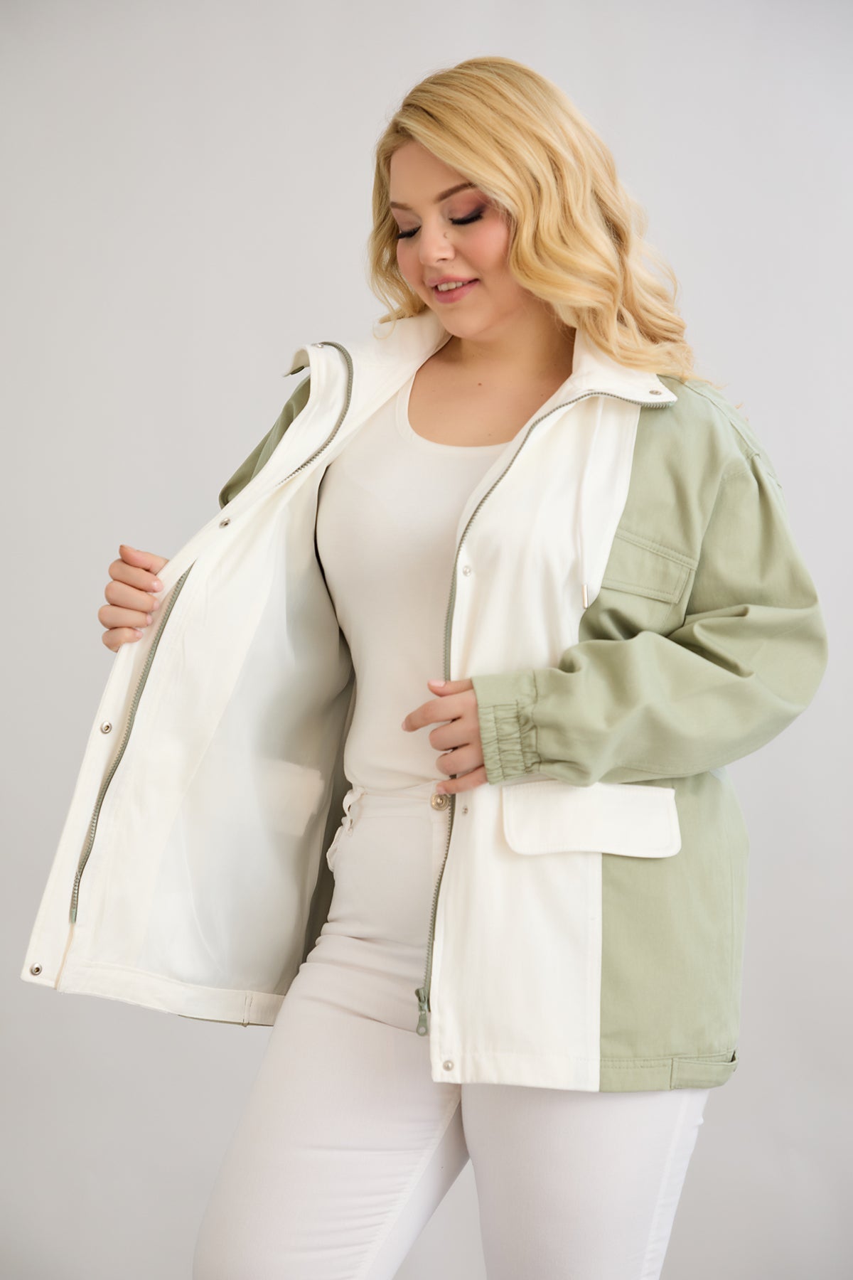 Frühlingsjacke aus Baumwolle mit Kapuze - zweifarbig