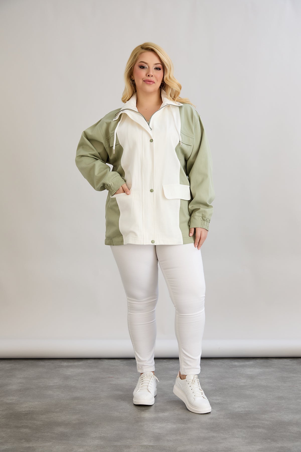 Frühlingsjacke aus Baumwolle mit Kapuze - zweifarbig