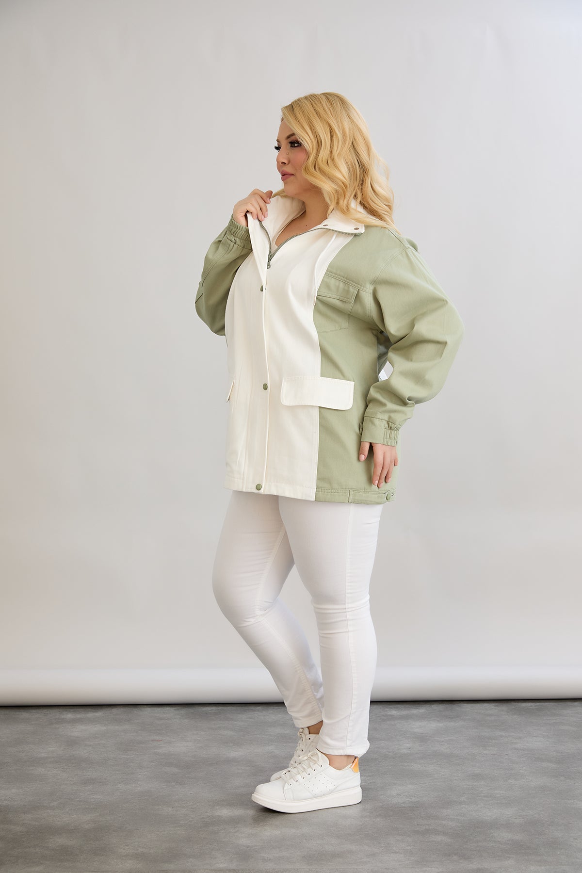 Frühlingsjacke aus Baumwolle mit Kapuze - zweifarbig