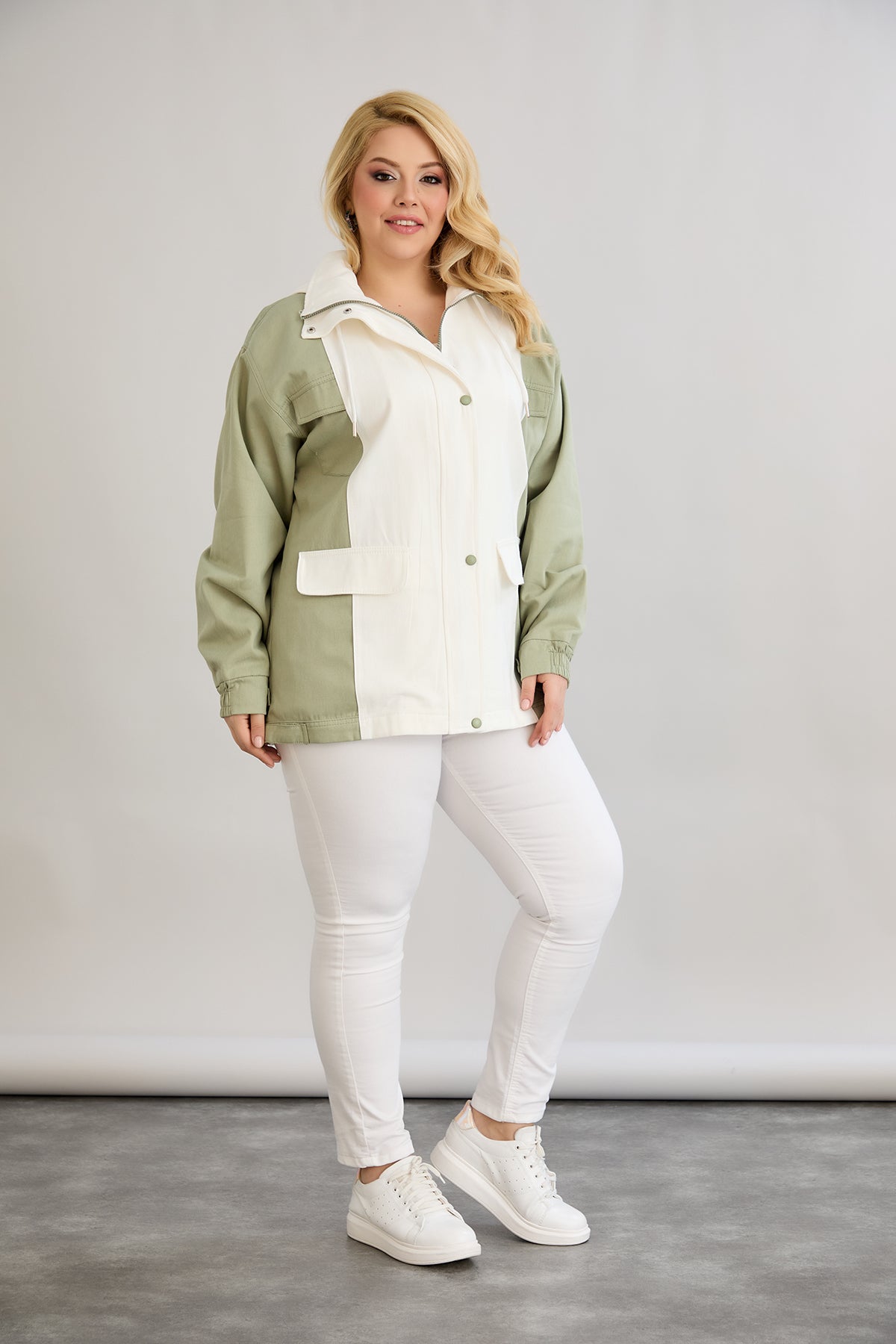 Frühlingsjacke aus Baumwolle mit Kapuze - zweifarbig