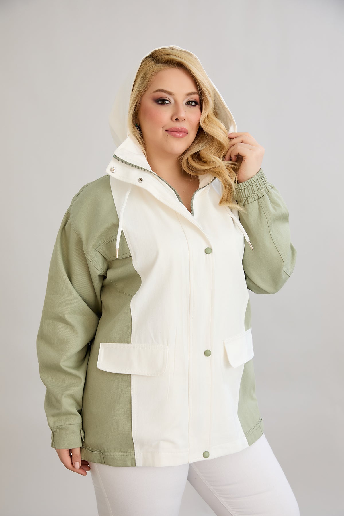 Frühlingsjacke aus Baumwolle mit Kapuze - zweifarbig