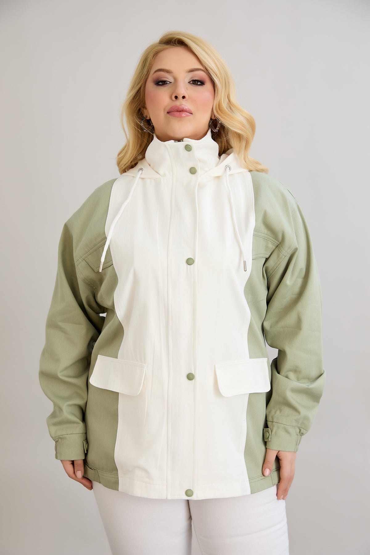 Frühlingsjacke aus Baumwolle mit Kapuze - zweifarbig