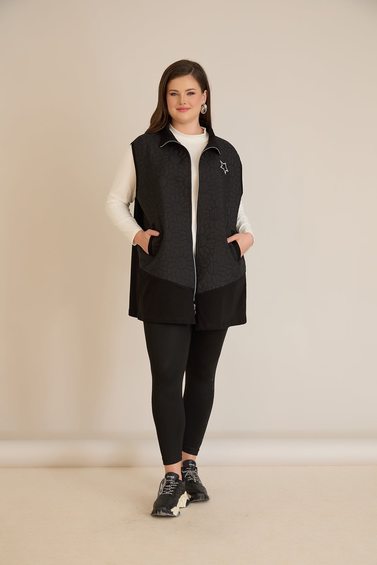 Strickweste mit Stern-Applikation – Schwarz