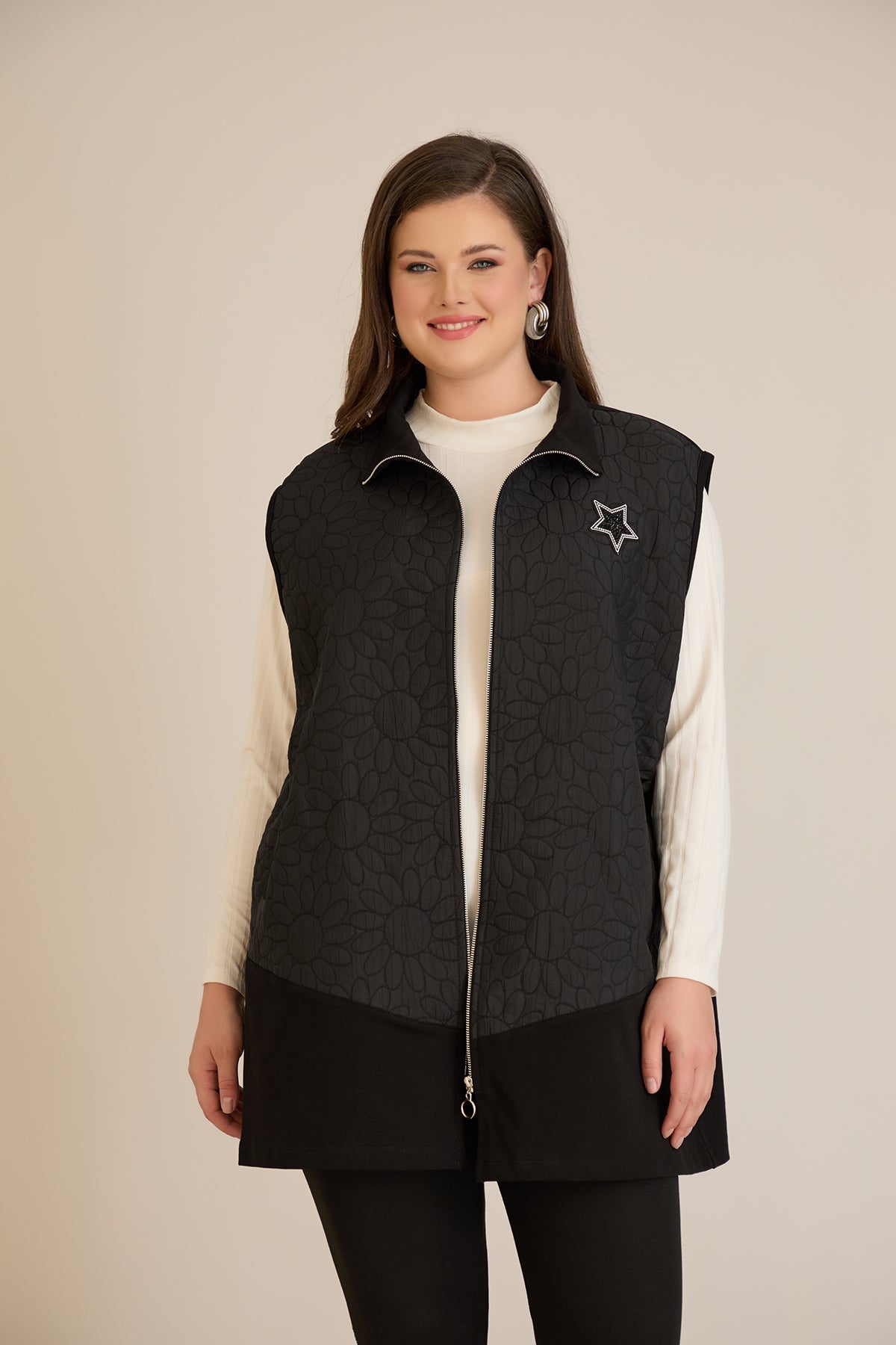 Strickweste mit Stern-Applikation – Schwarz