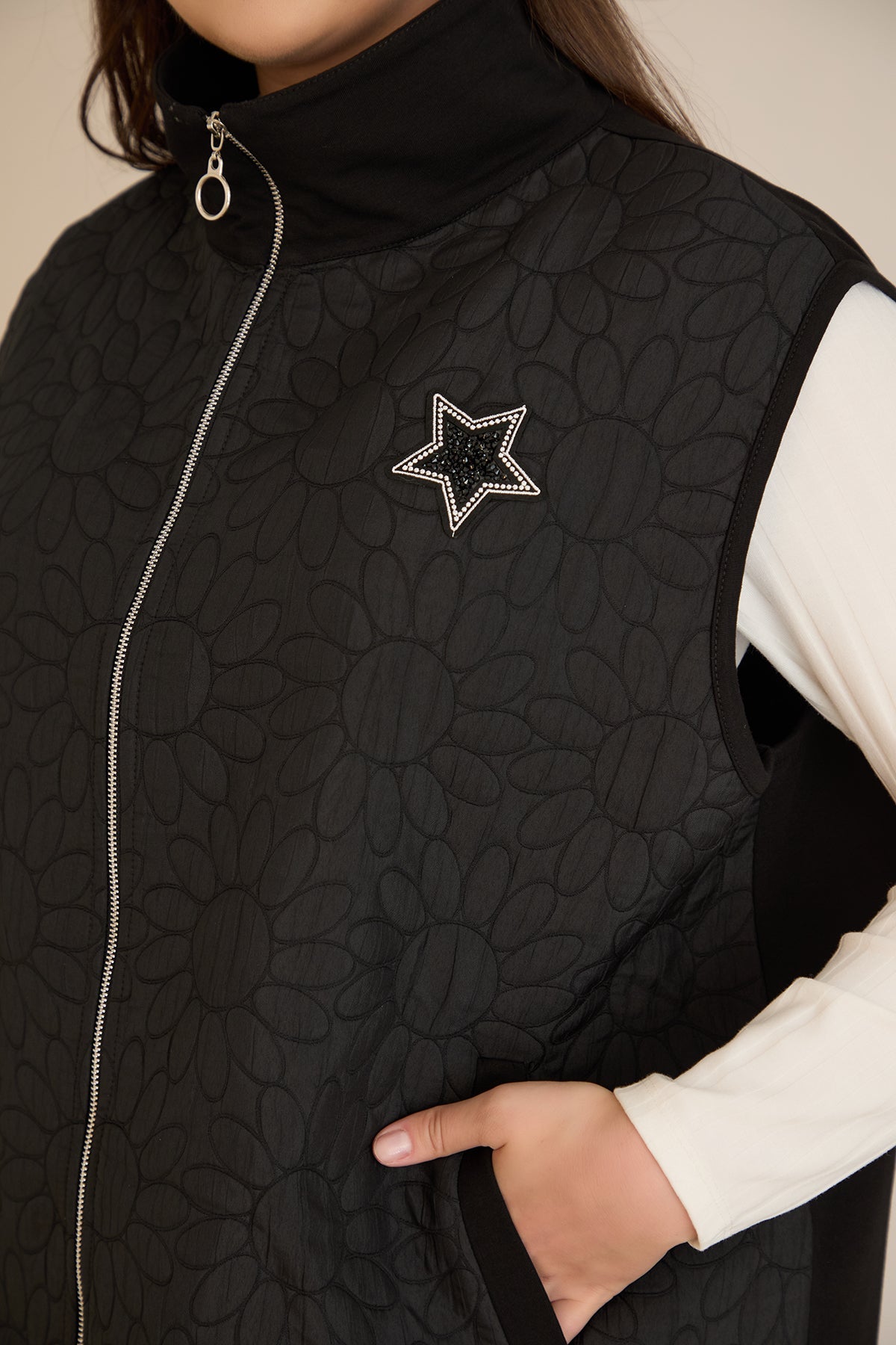 Strickweste mit Stern-Applikation – Schwarz