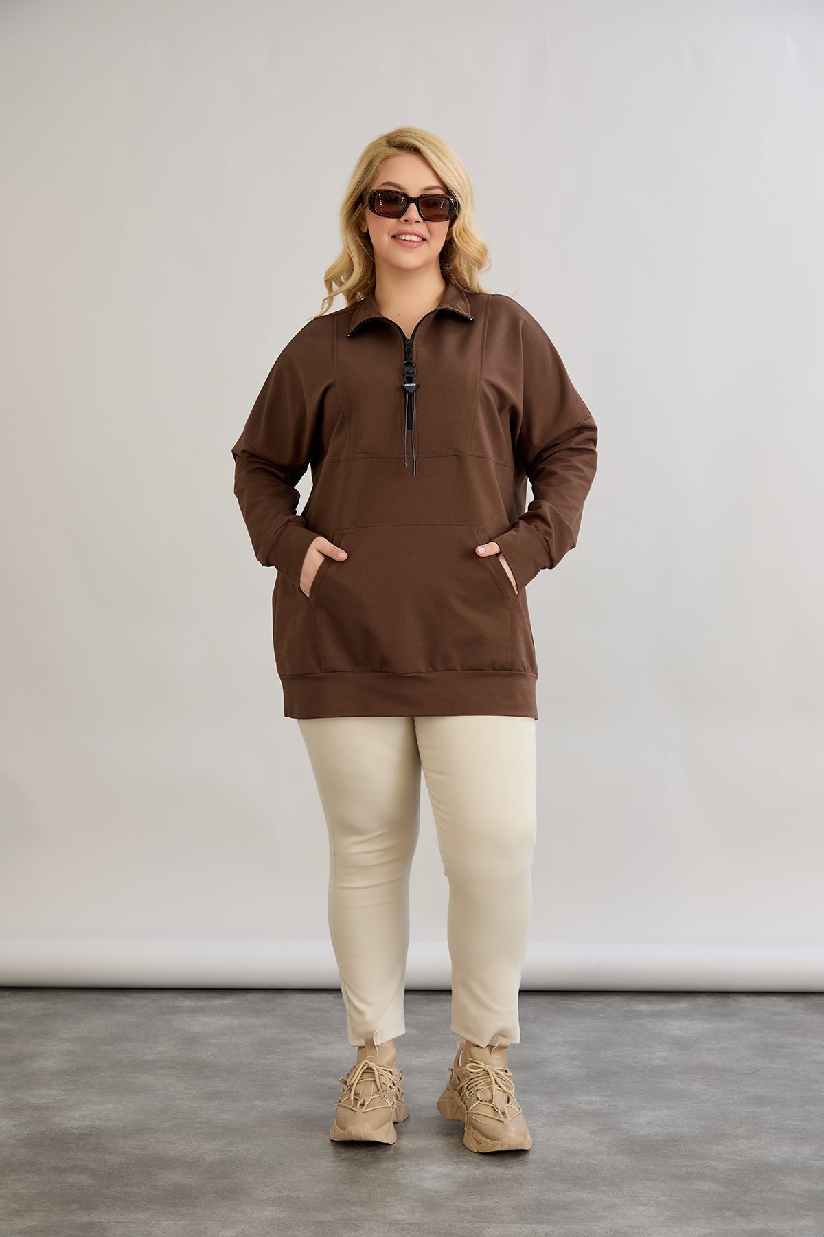 Zip-Hoodie mit dekorativen Nähten - Braun