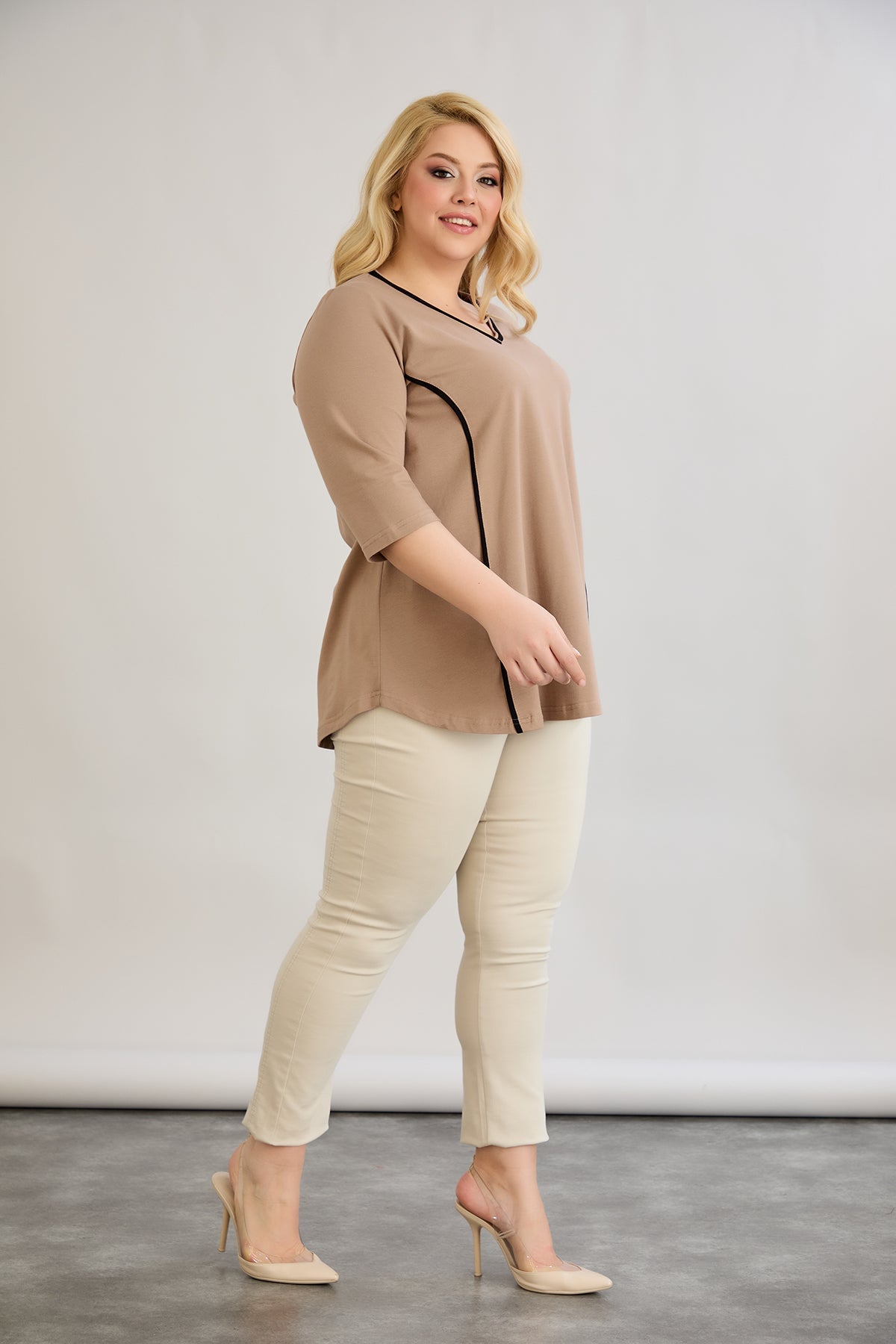 Baumwollbluse in A-Linie mit kontrastierender Verzierung - Beige