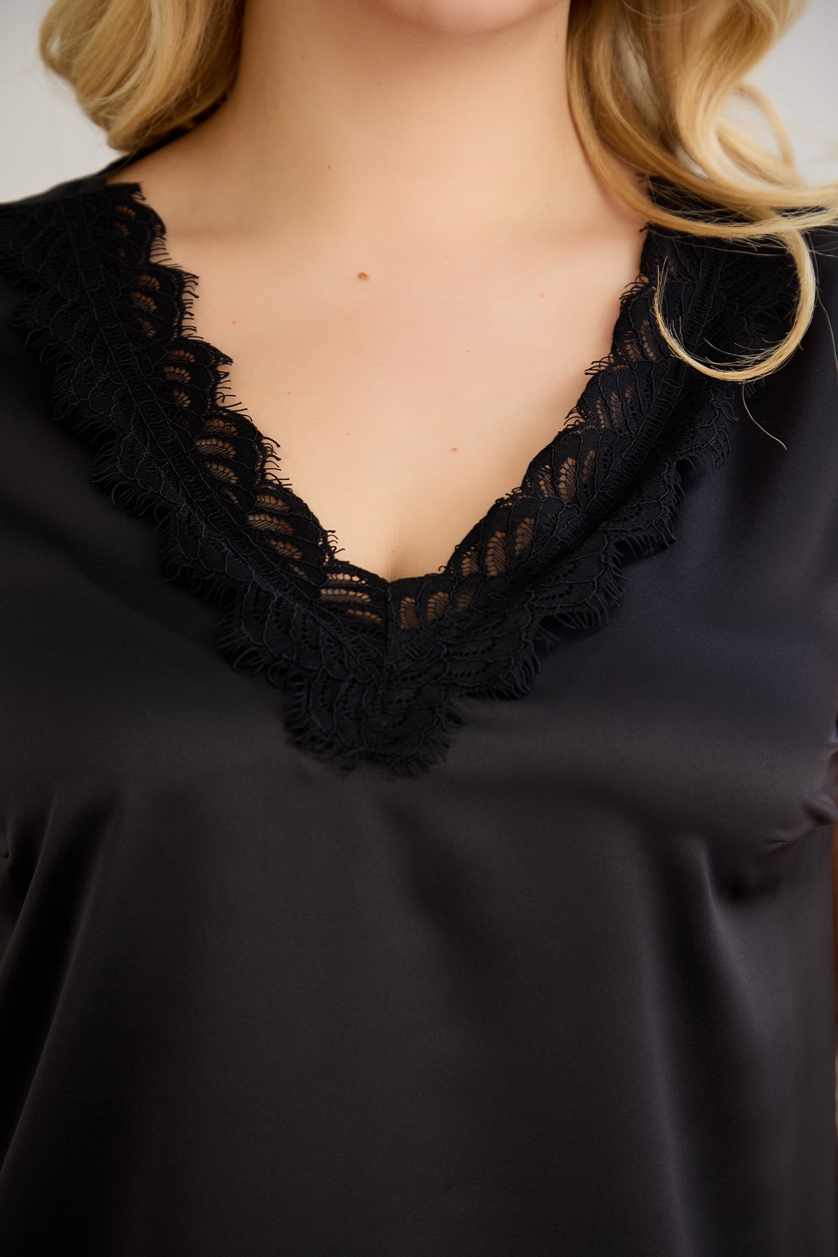 Satin Luxus-Top mit Spitze - Schwarz