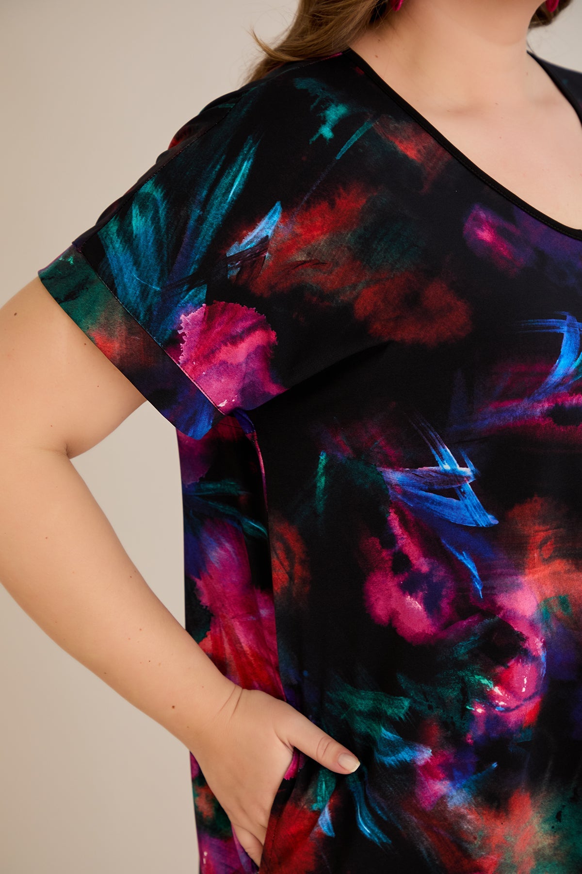 Sommerkleid mit Rückenschleife und V-Ausschnitt