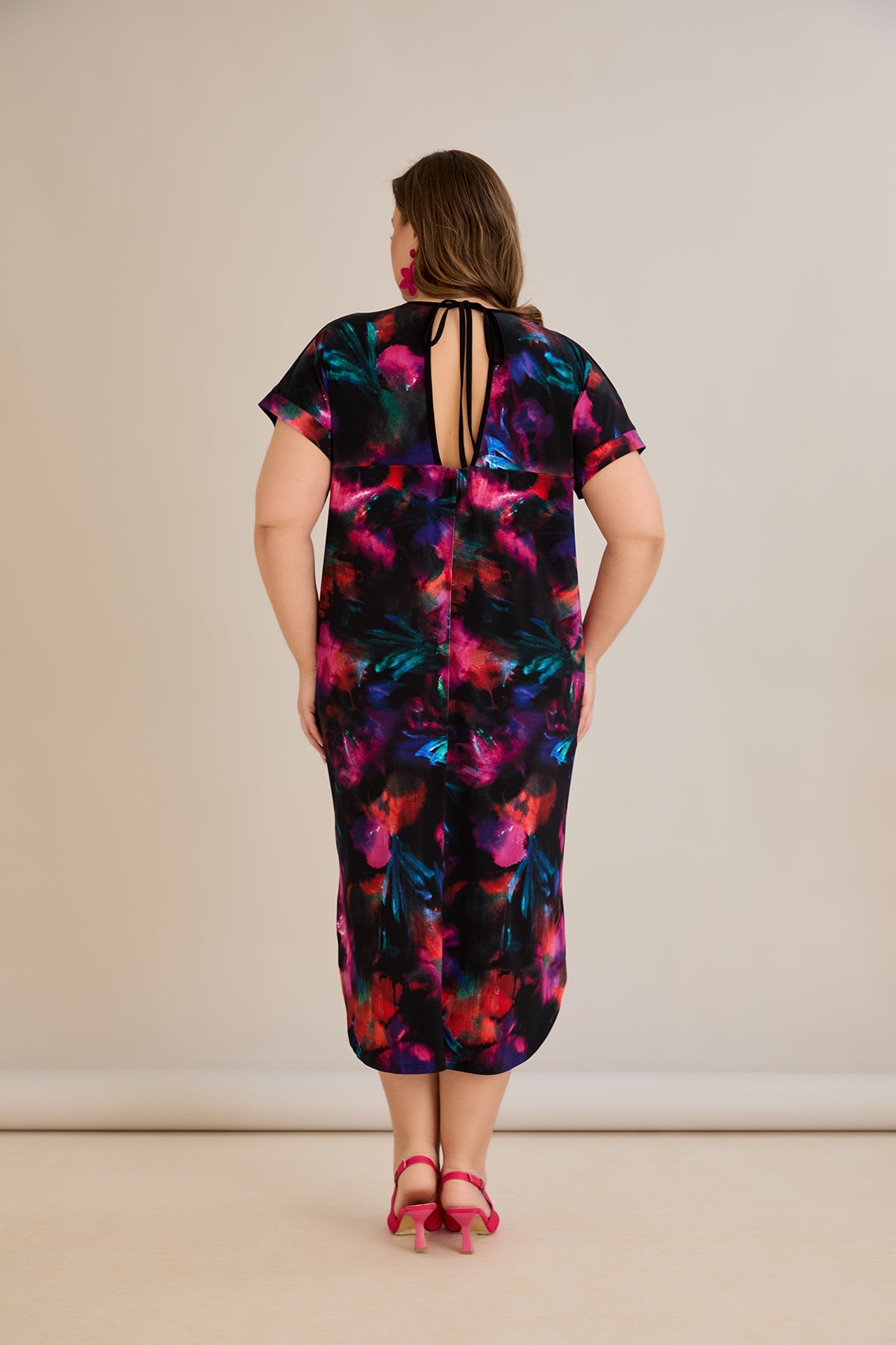 Sommerkleid mit Rückenschleife und V-Ausschnitt