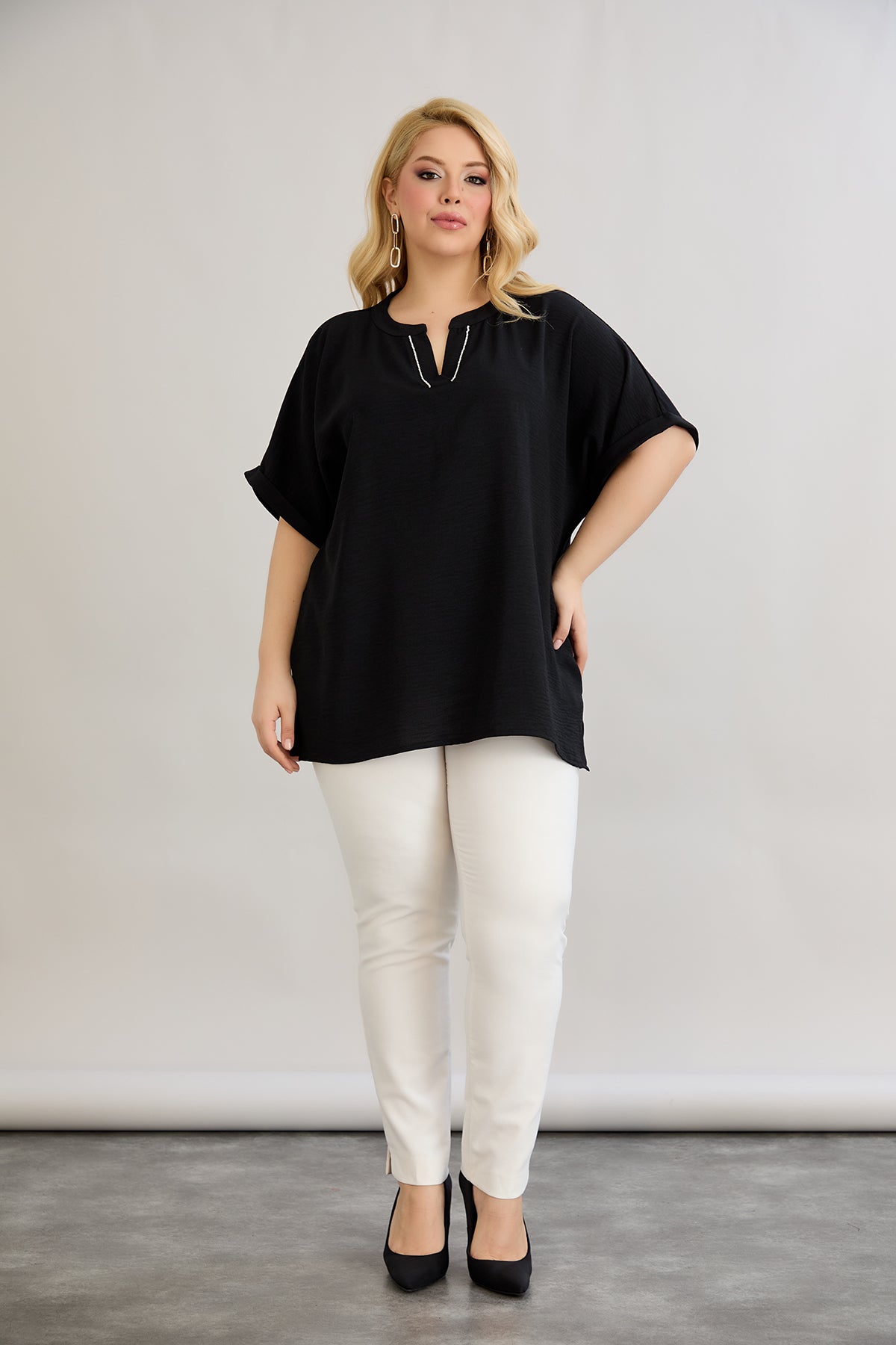 Bluse mit V-Ausschnitt und zarten Kieselsteinen - Schwarz