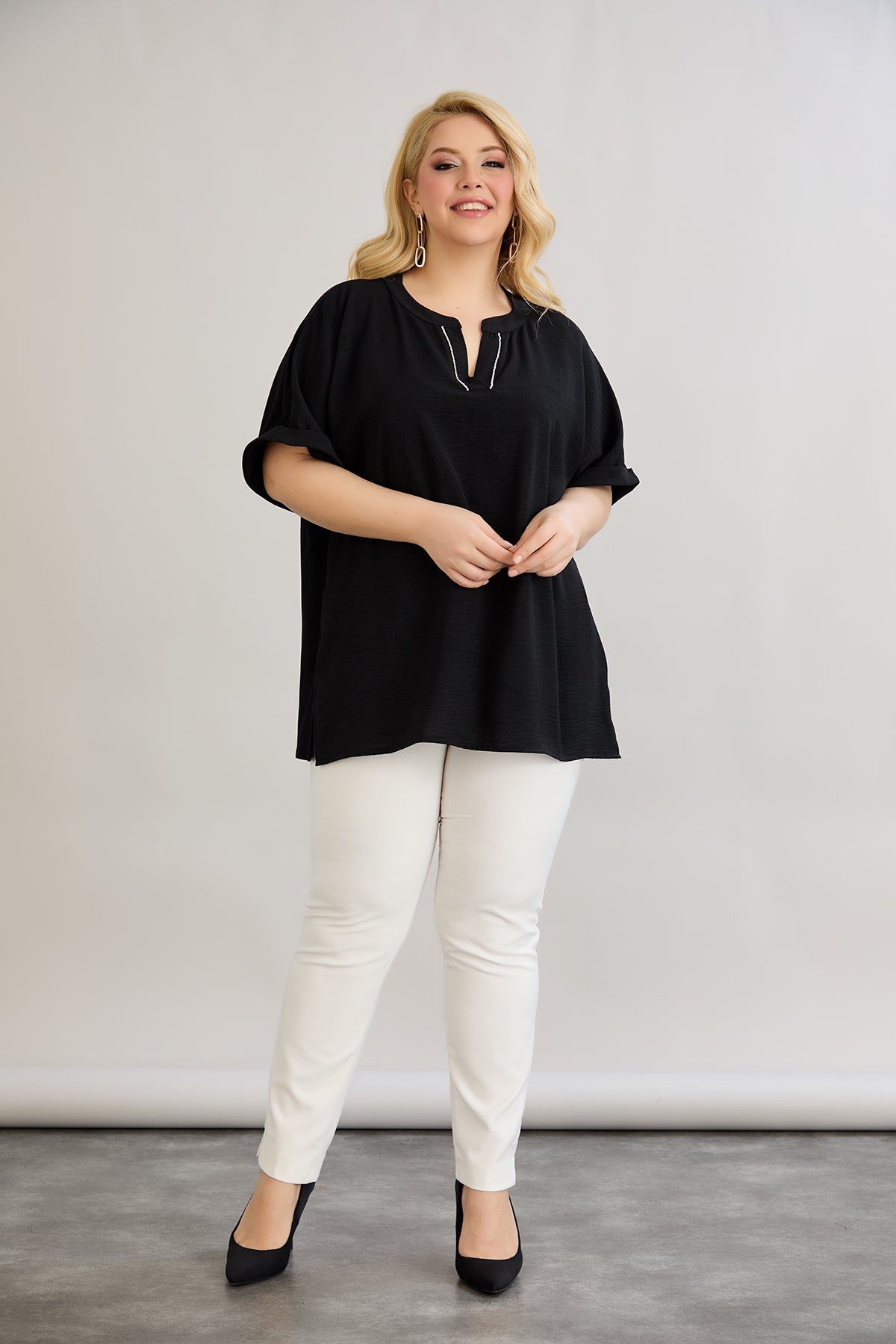 Bluse mit V-Ausschnitt und zarten Kieselsteinen - Schwarz