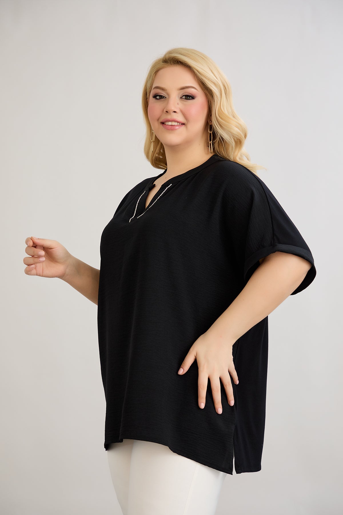 Bluse mit V-Ausschnitt und zarten Kieselsteinen - Schwarz