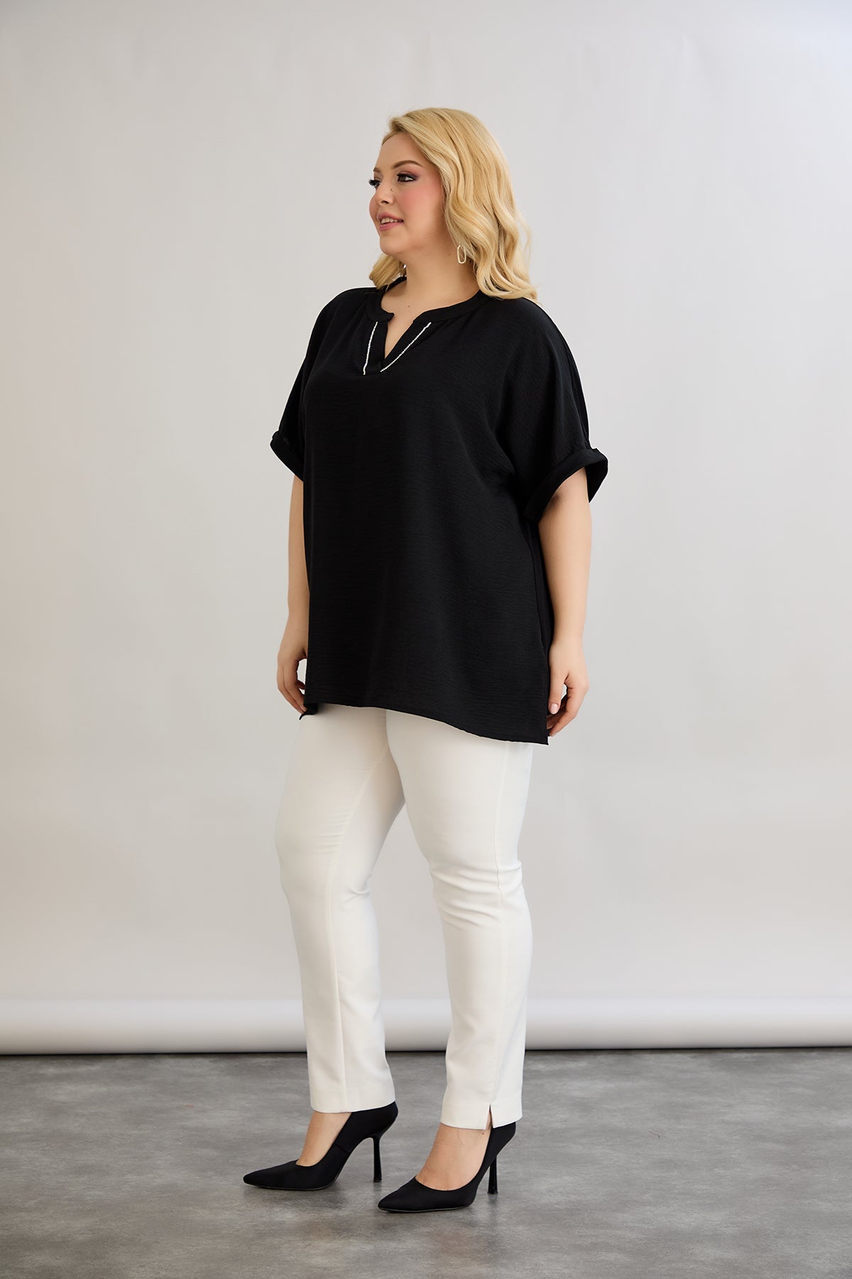 Bluse mit V-Ausschnitt und zarten Kieselsteinen - Schwarz