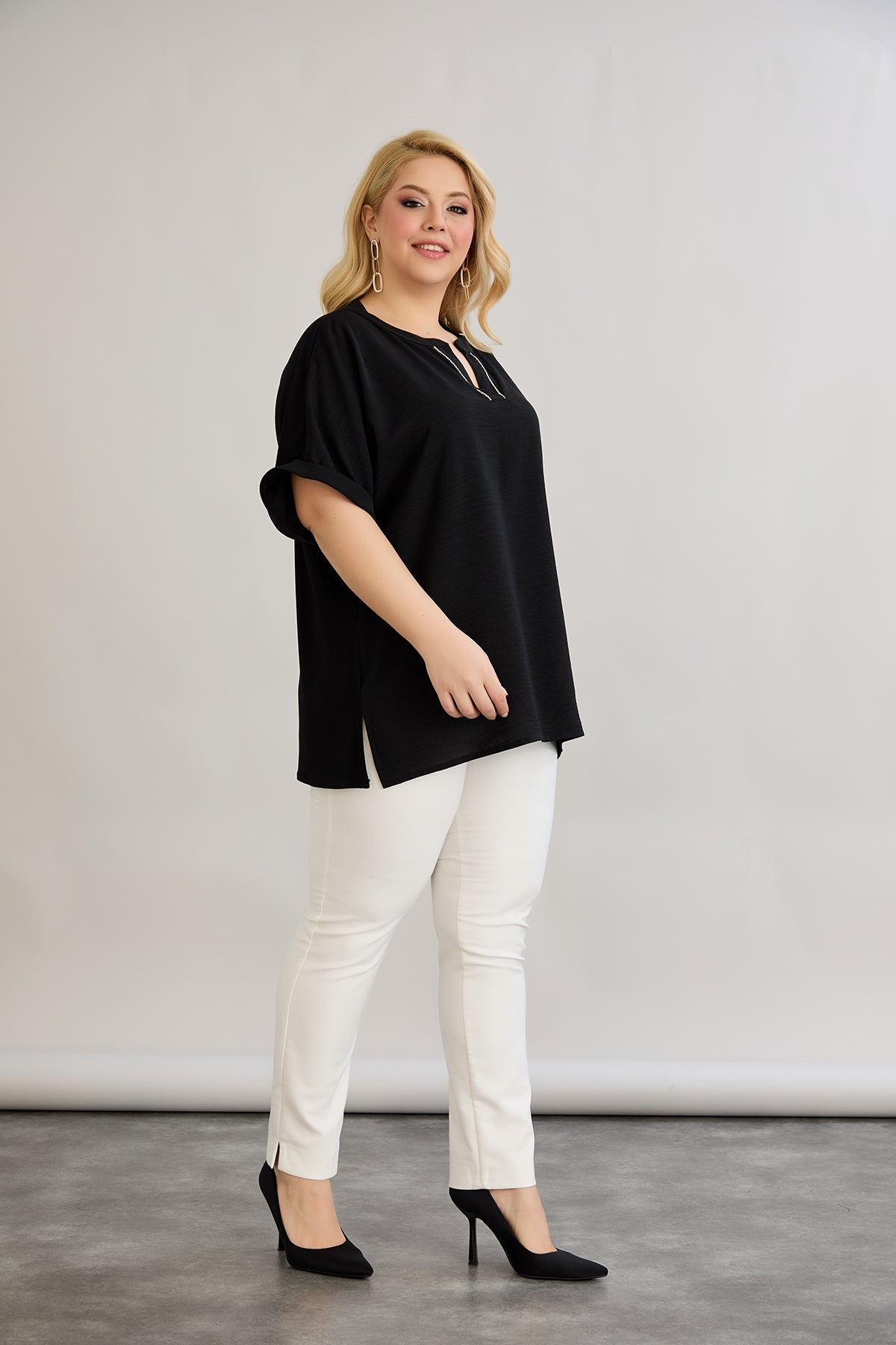 Bluse mit V-Ausschnitt und zarten Kieselsteinen - Schwarz