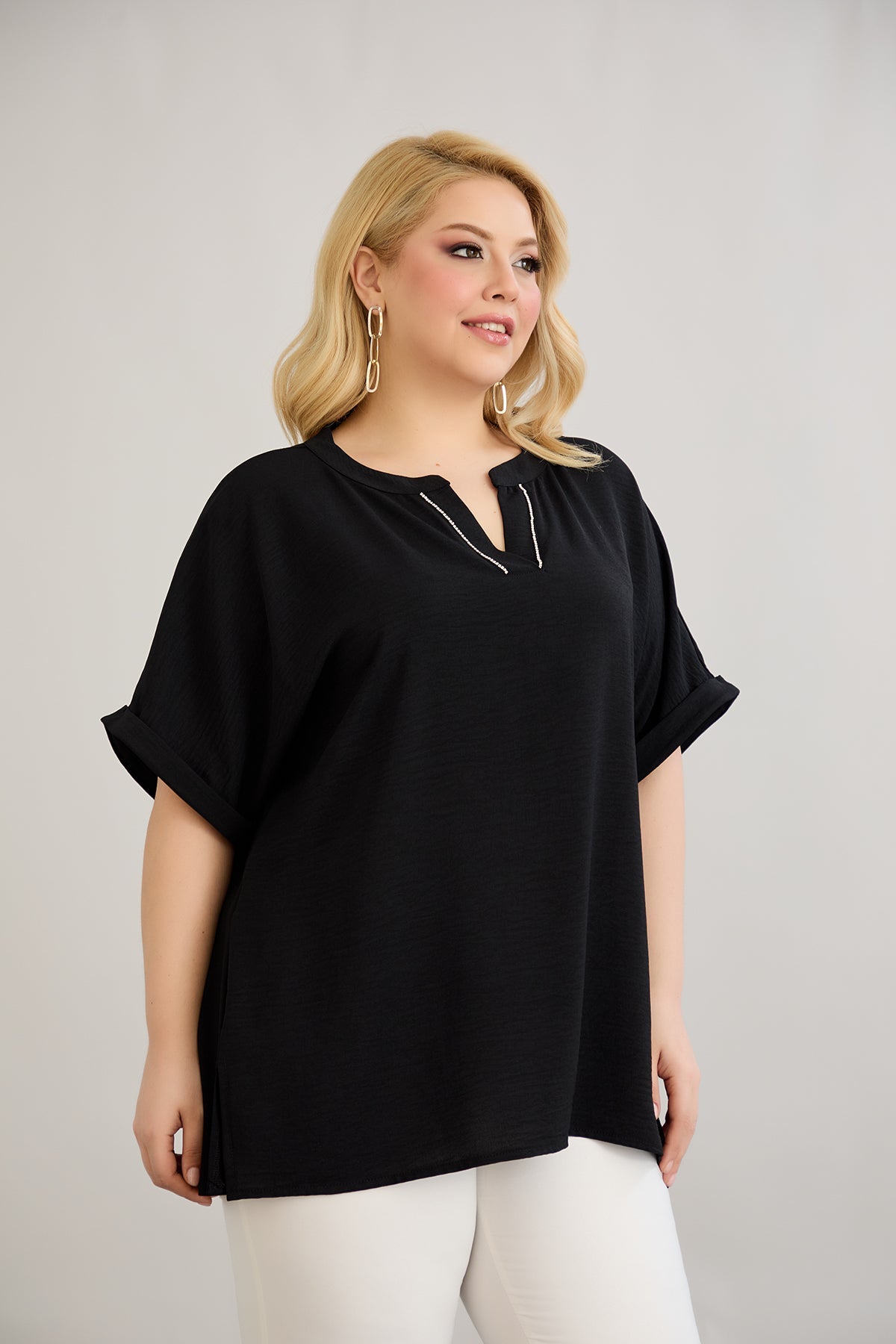 Bluse mit V-Ausschnitt und zarten Kieselsteinen - Schwarz