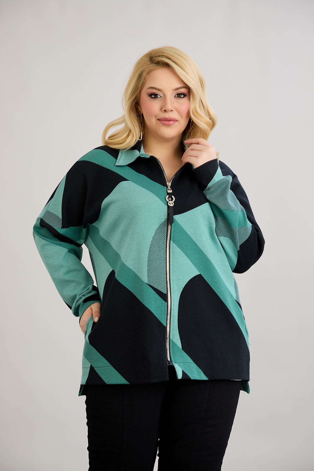 Strickjacke mit Reißverschluss und Taschen in Übergrößen