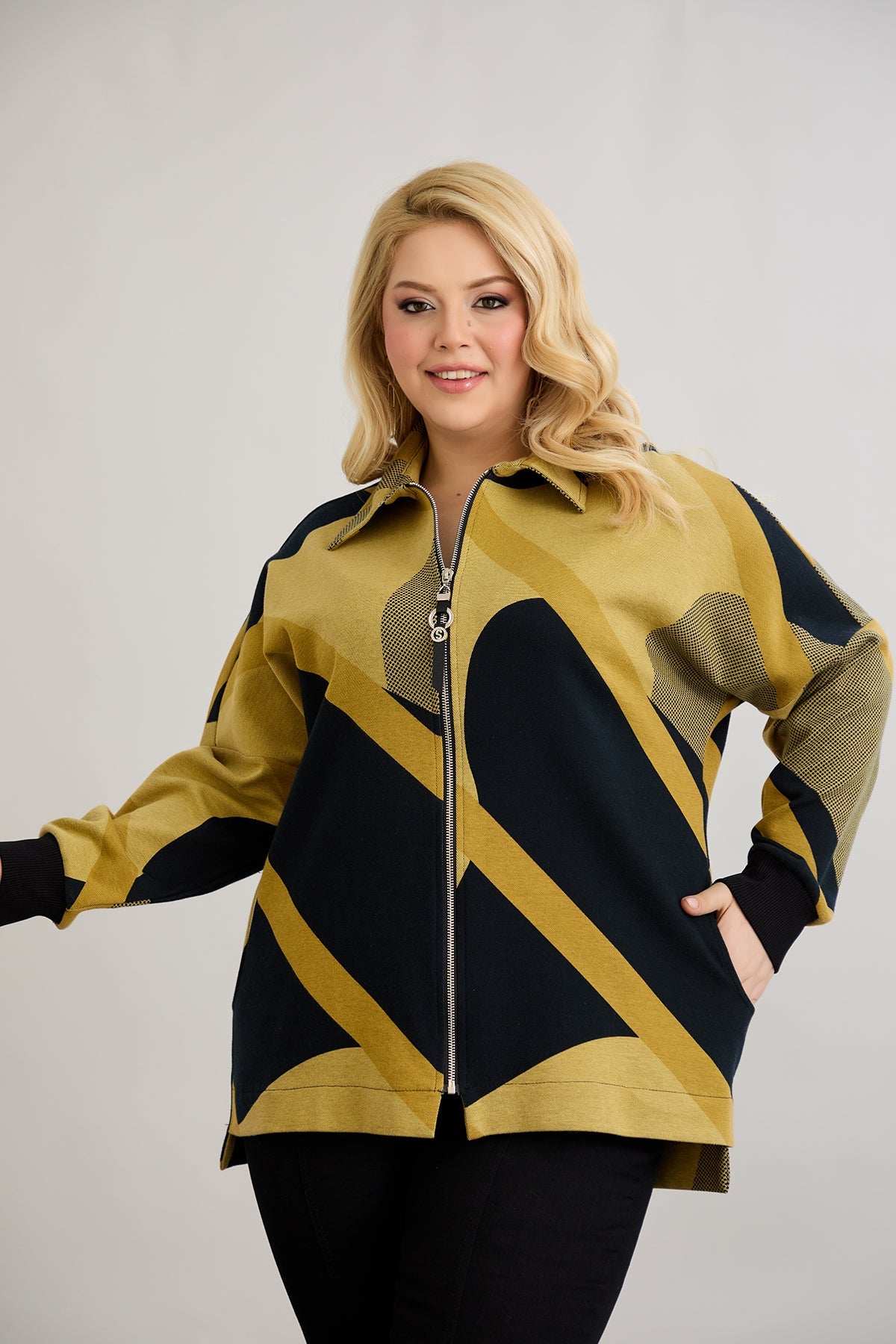 Strickjacke mit Reißverschluss und Taschen in Übergrößen