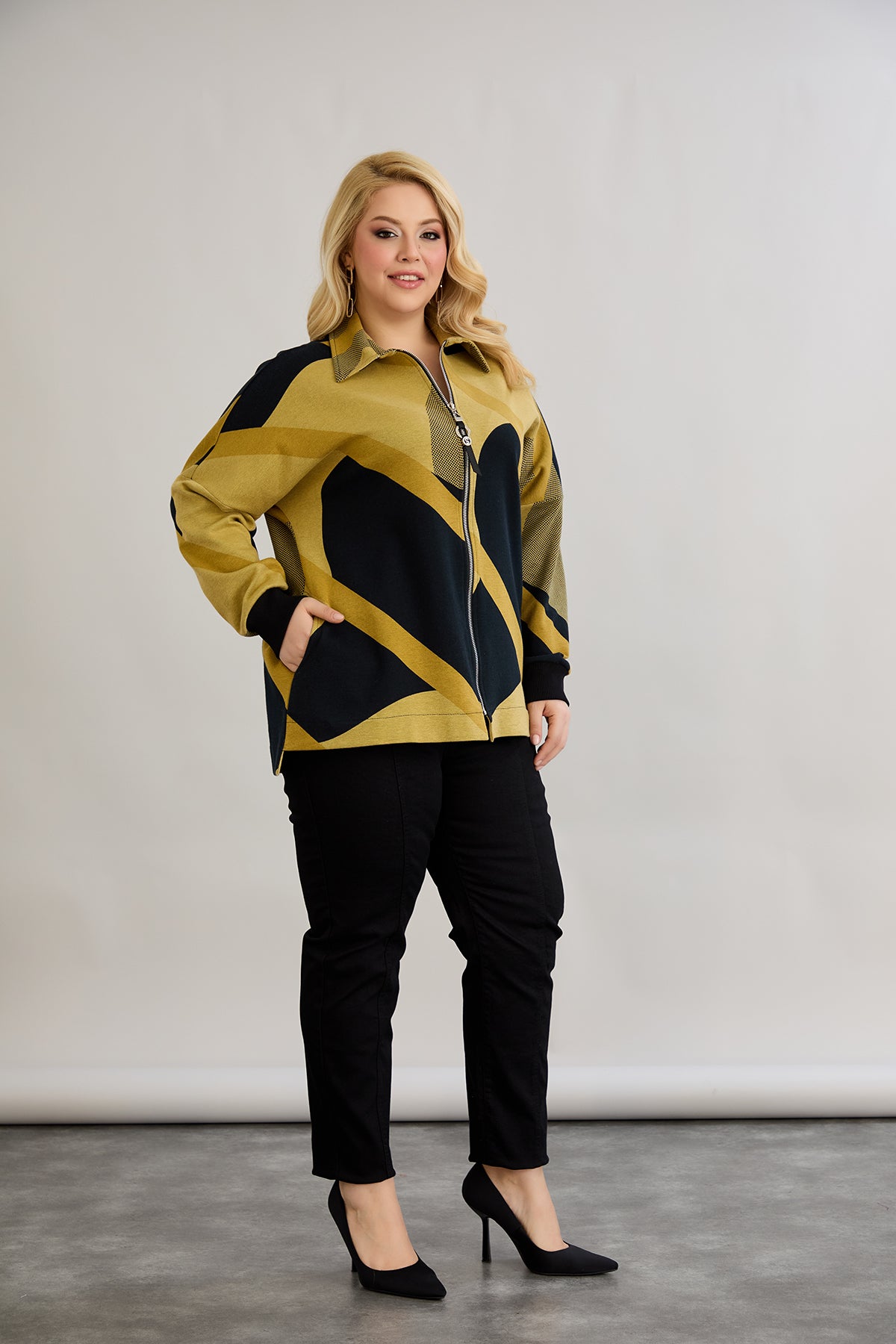 Strickjacke mit Reißverschluss und Taschen – Senffarbe