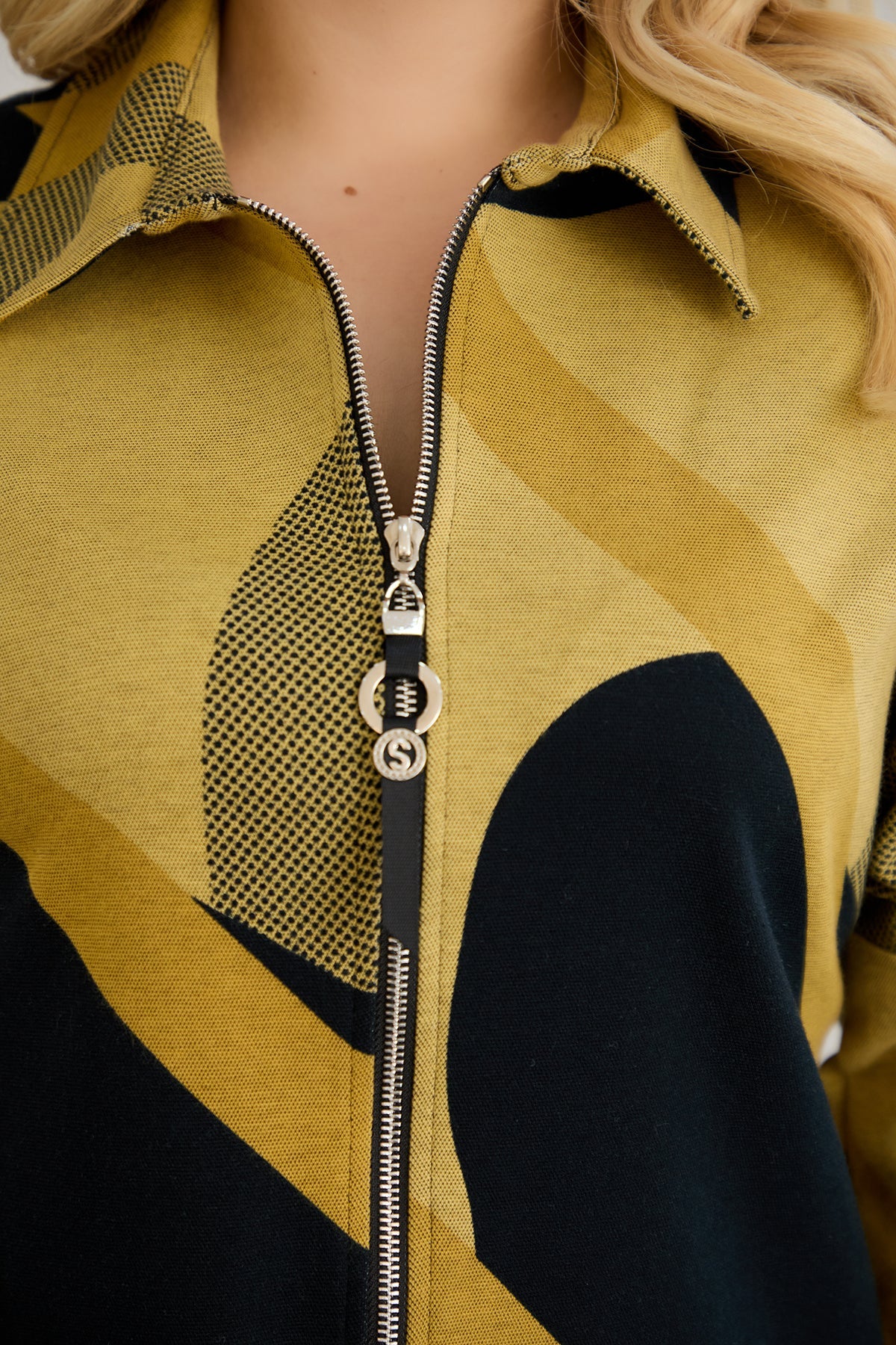 Strickjacke mit Reißverschluss und Taschen – Senffarbe