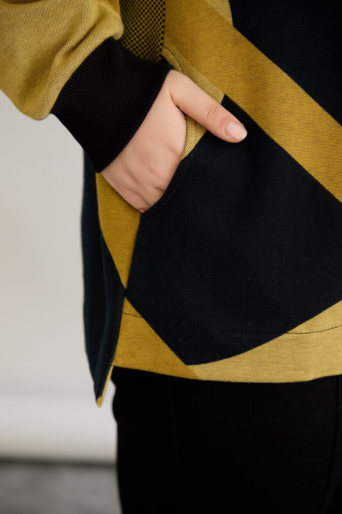 Strickjacke mit Reißverschluss und Taschen – Senffarbe