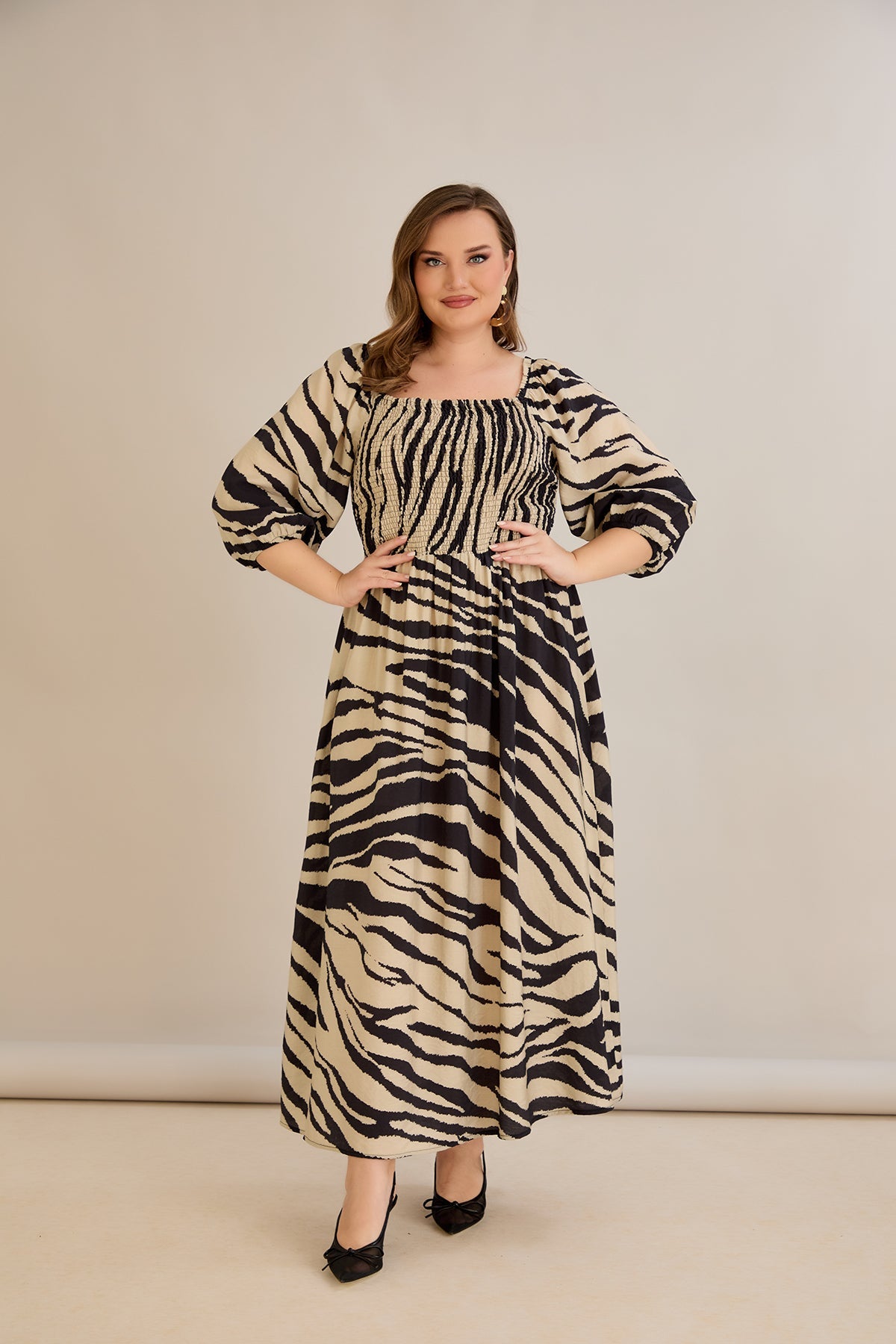 Sommerkleid mit modernem Print und Rücken-Detail - Animal