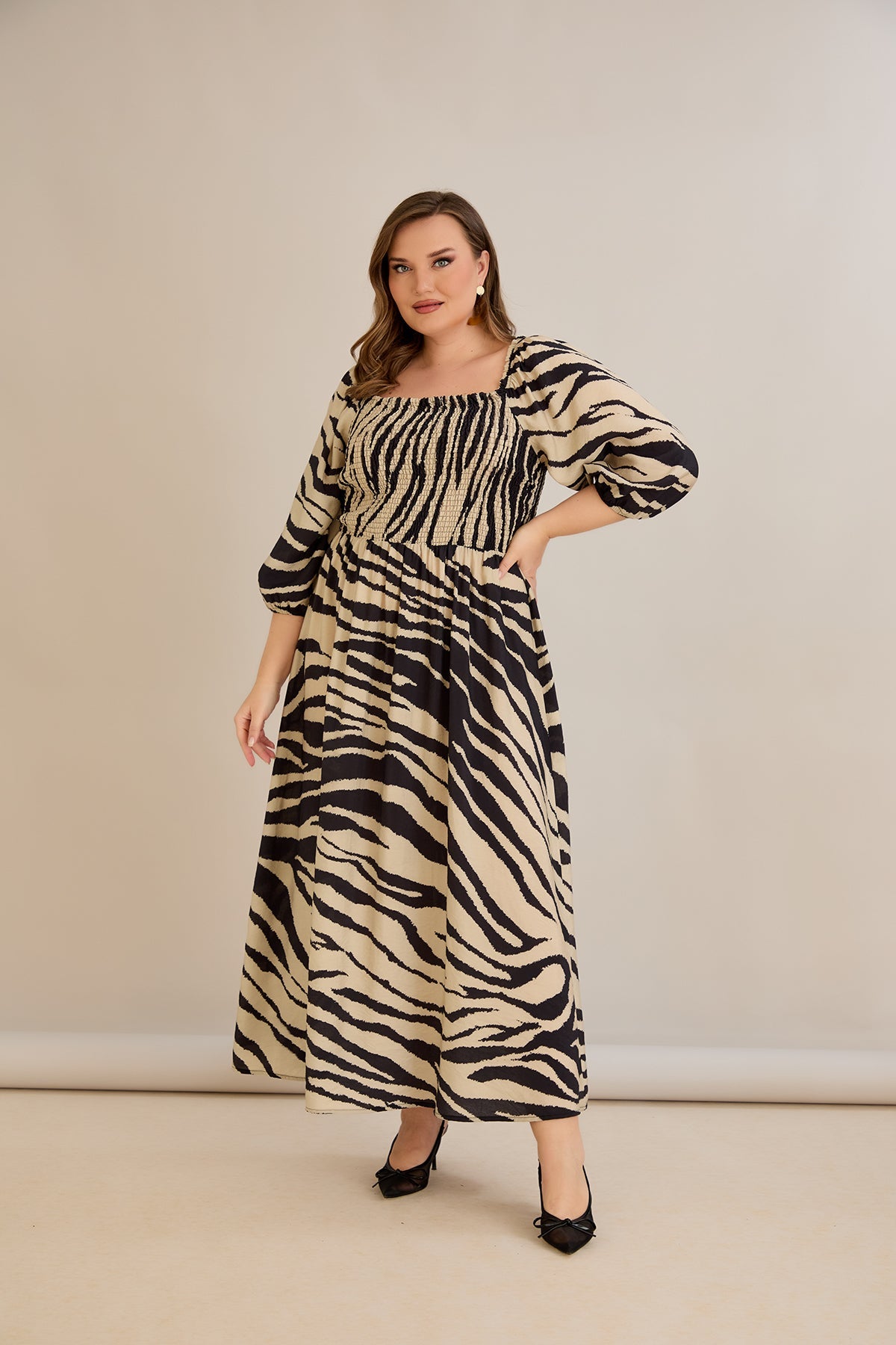 Sommerkleid mit modernem Print und Rücken-Detail - Animal