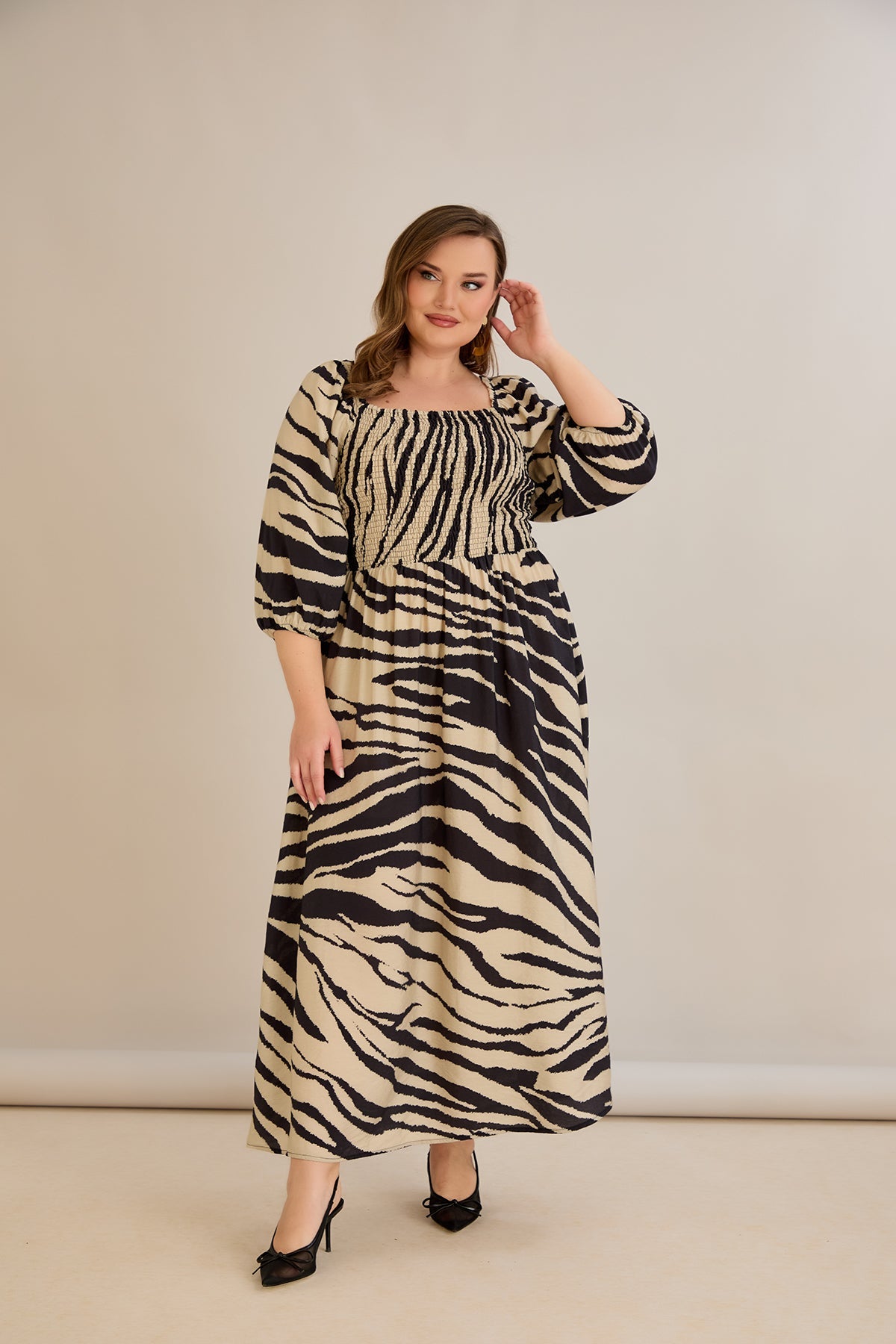 Sommerkleid mit modernem Print und Rücken-Detail - Animal