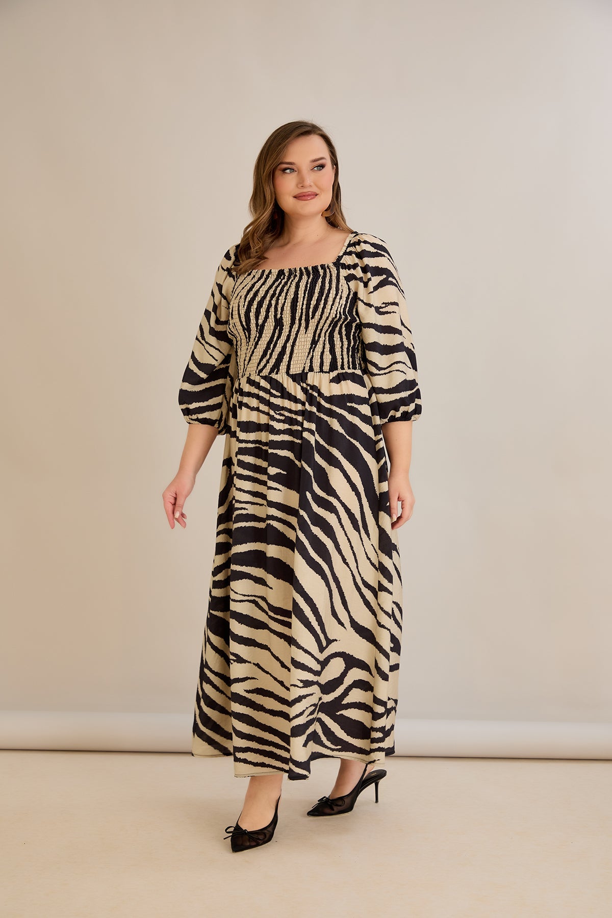 Sommerkleid mit modernem Print und Rücken-Detail - Animal