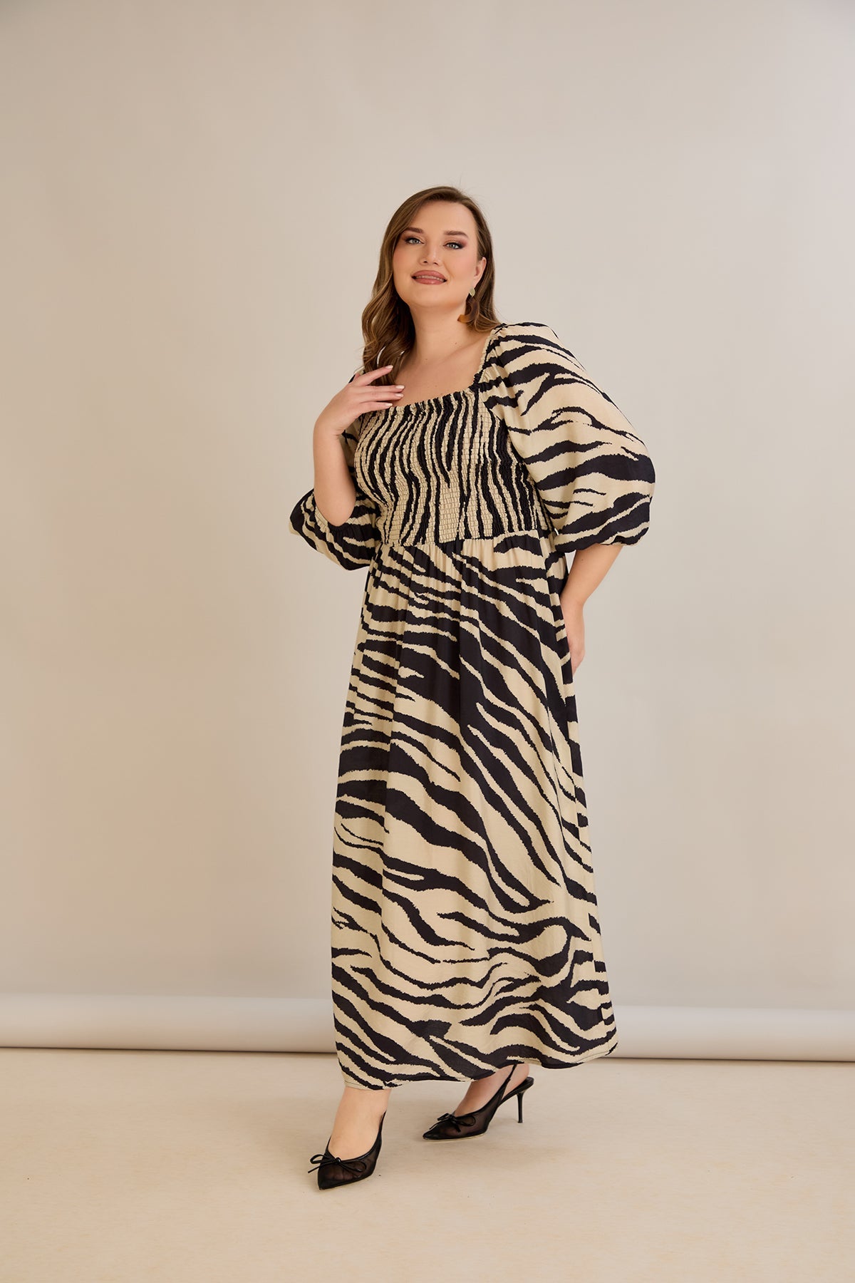 Sommerkleid mit modernem Print und Rücken-Detail - Animal