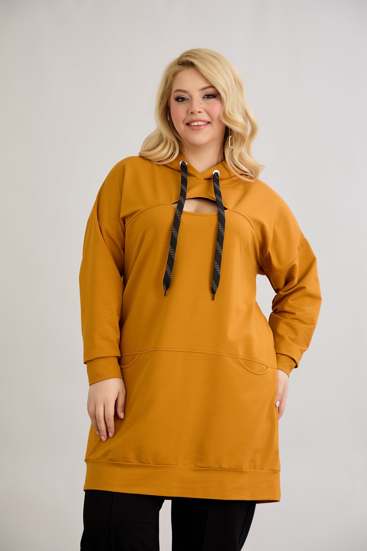 Langes Hoodie mit Cut-Out in Übergrößen