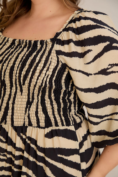 Sommerkleid mit modernem Print und Rücken-Detail - Animal