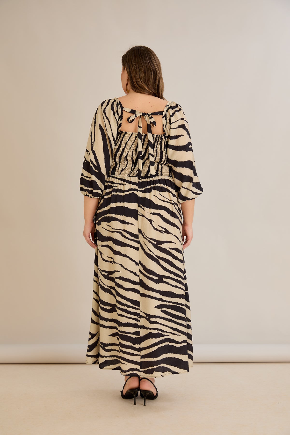 Sommerkleid mit modernem Print und Rücken-Detail - Animal