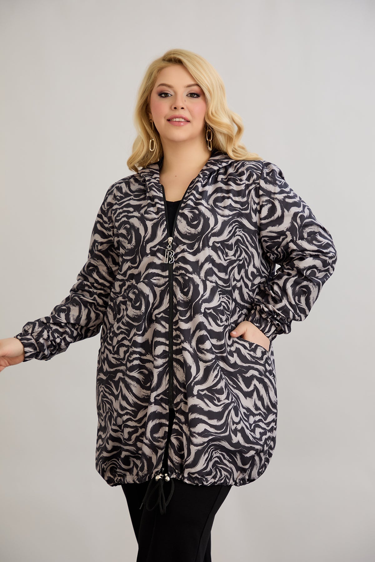 Leichte Frühlingsjacke mit Print in Übergrößen - Schwarz/Weiß