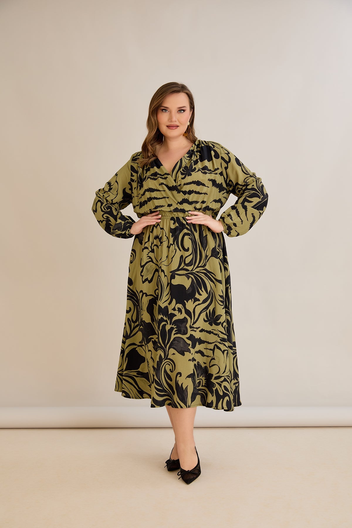 Viskosekleid mit Wickelausschnitt und exklusivem Print - 10679
