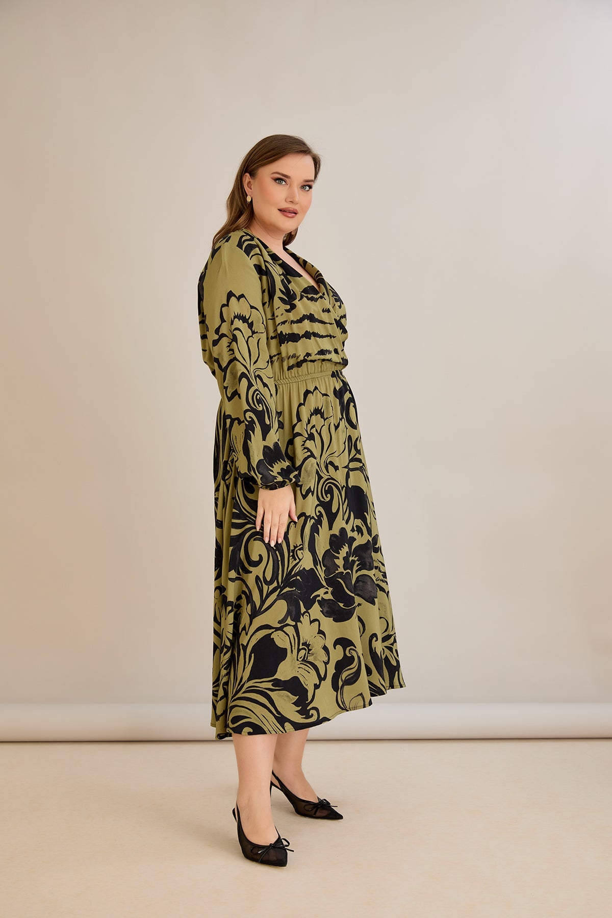 Viskosekleid mit Wickelausschnitt und exklusivem Print - 10679