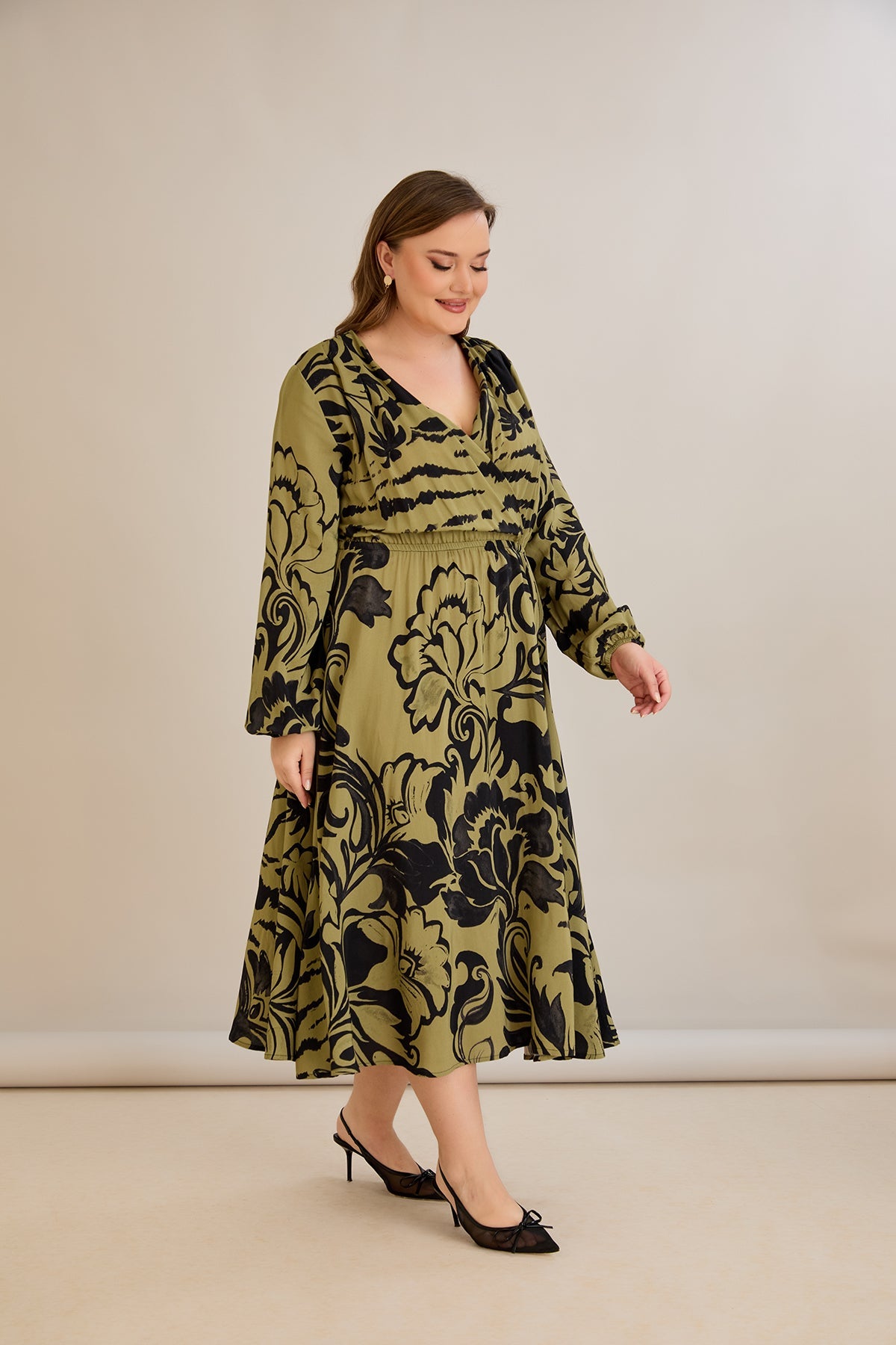 Viskosekleid mit Wickelausschnitt und exklusivem Print - 10679