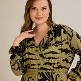 Viskosekleid mit Wickelausschnitt und exklusivem Print - 10679 – Multifarbe