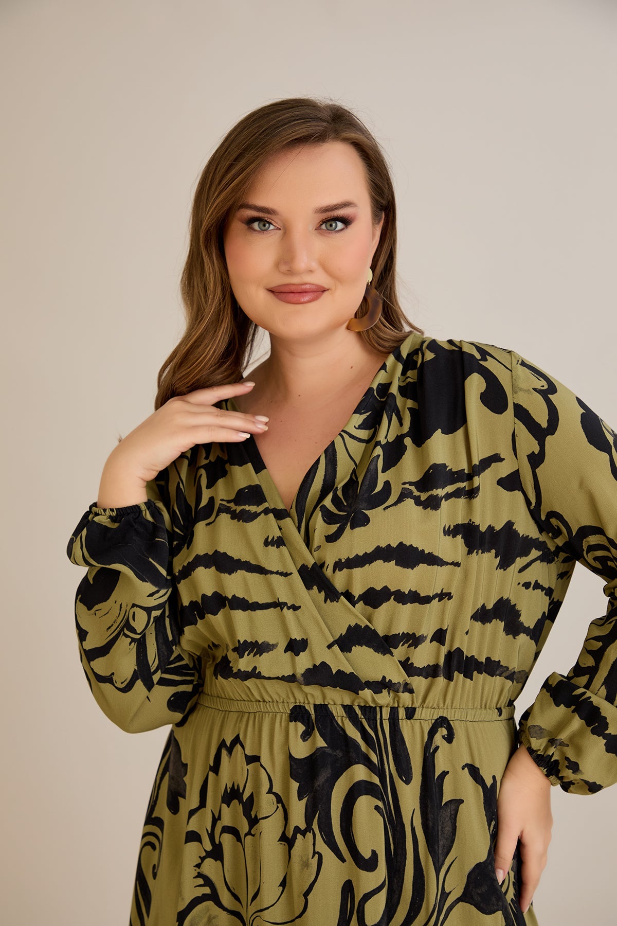 Viskosekleid mit Wickelausschnitt und exklusivem Print - 10679