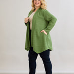 Elegante Strickjacke mit Lurex – offen und mit Taschen in Übergrößen